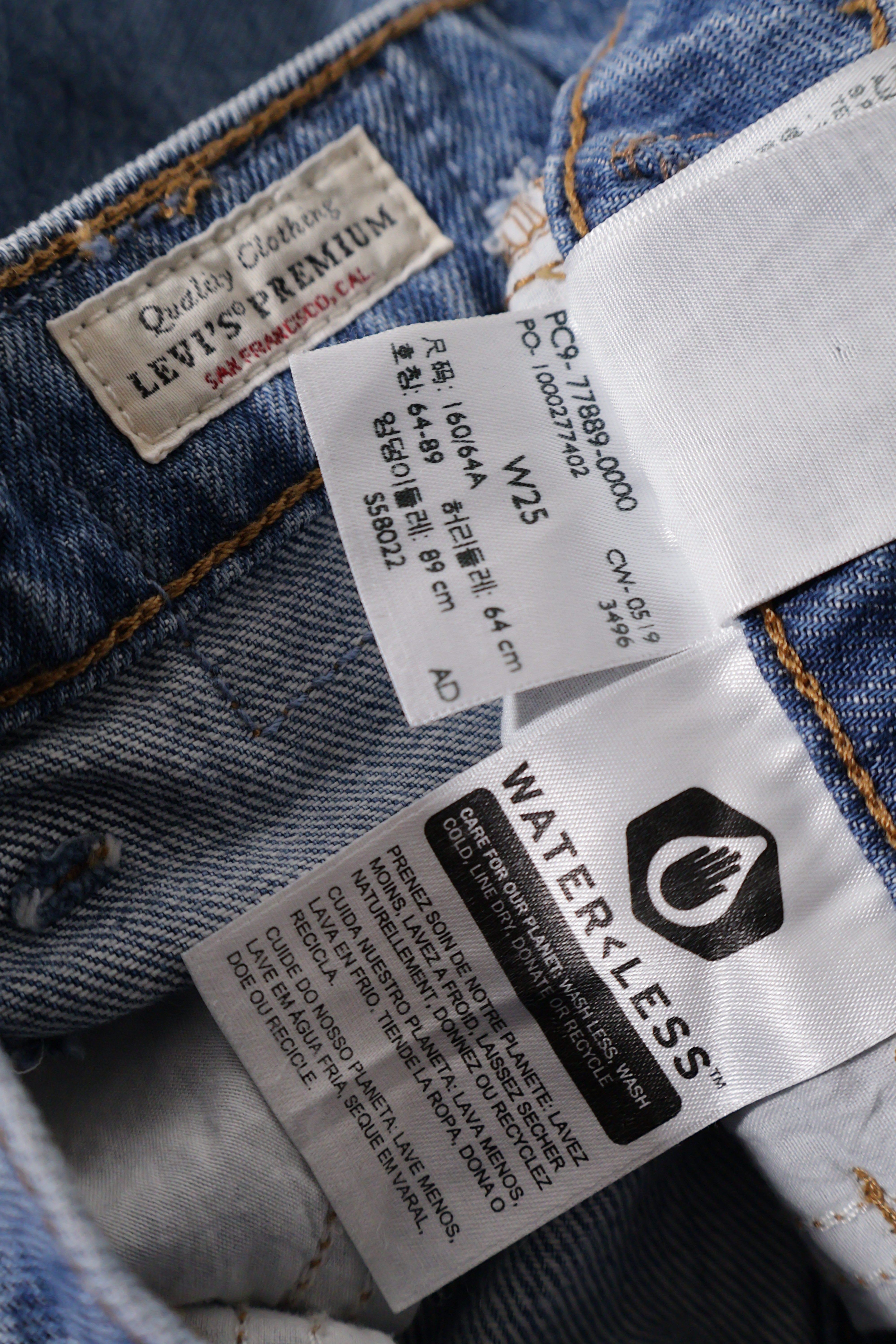 Eticheta marime si compozitie (rotita dreapta) - Fustă - Levi's denim albastru cu inchidere pe nasturi – XS – Femei
