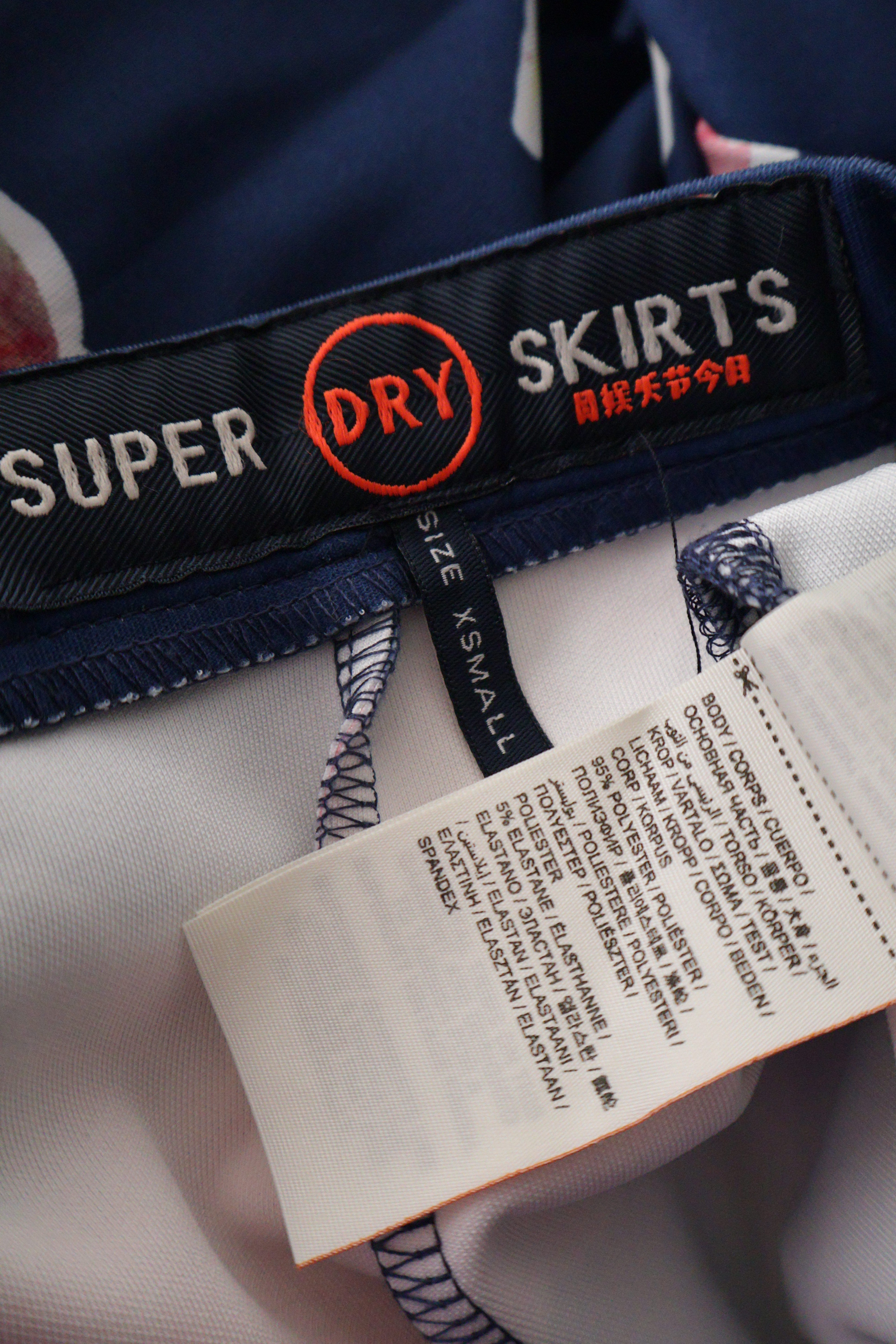 Eticheta marime si compozitie (rotita dreapta) - Fustă - Superdry bleumarin cu imprimeu floral, plisata – XS – Femei