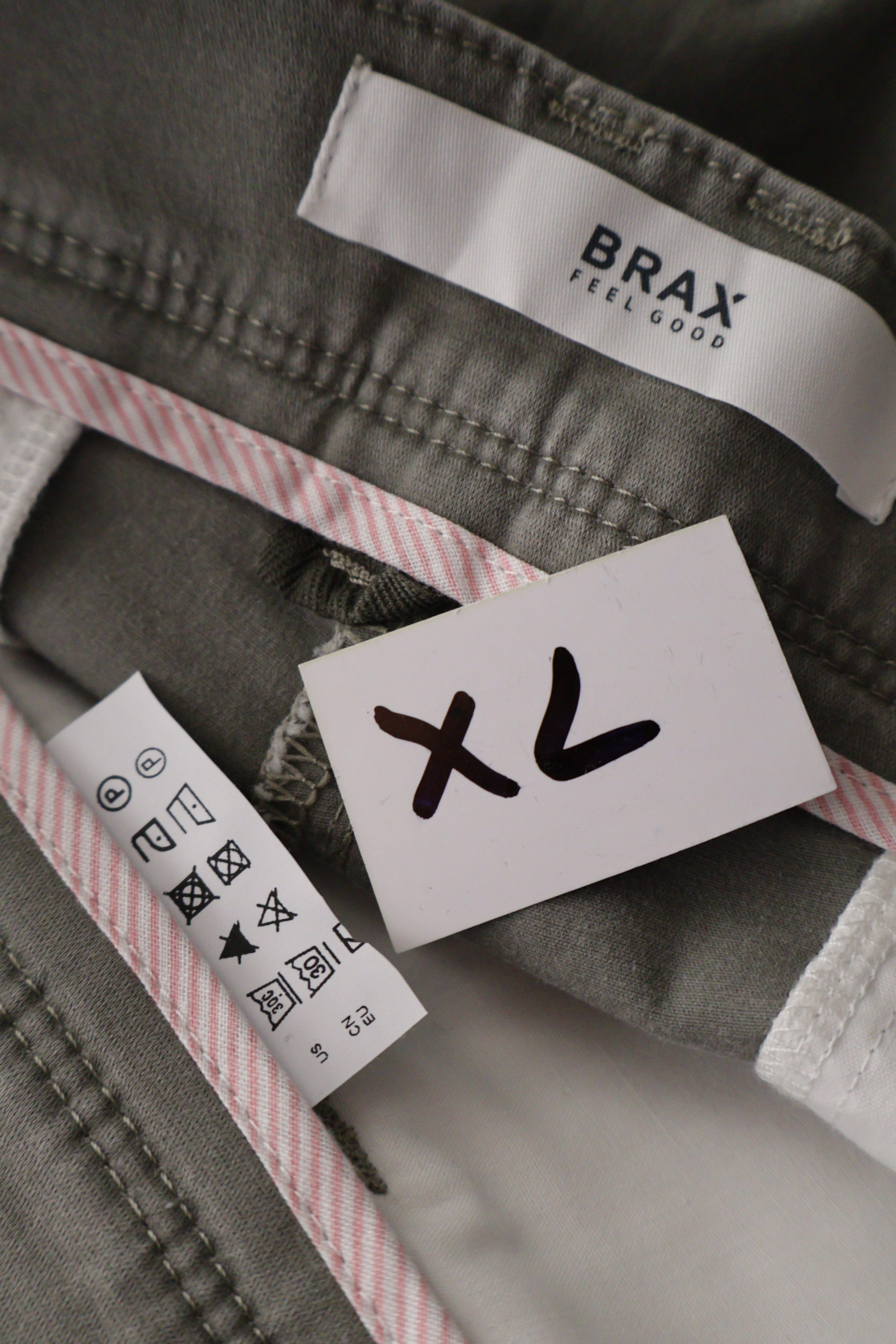 Eticheta marime si compozitie (rotita dreapta) - Pantaloni scurți - BRAX gri deschis din bumbac cu croială lejeră – XL – Femei