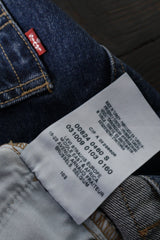 Eticheta marime si compozitie (rotita dreapta) - Blugi scurți - Levi's albaștri din denim cu croială scurtă – S – Femei