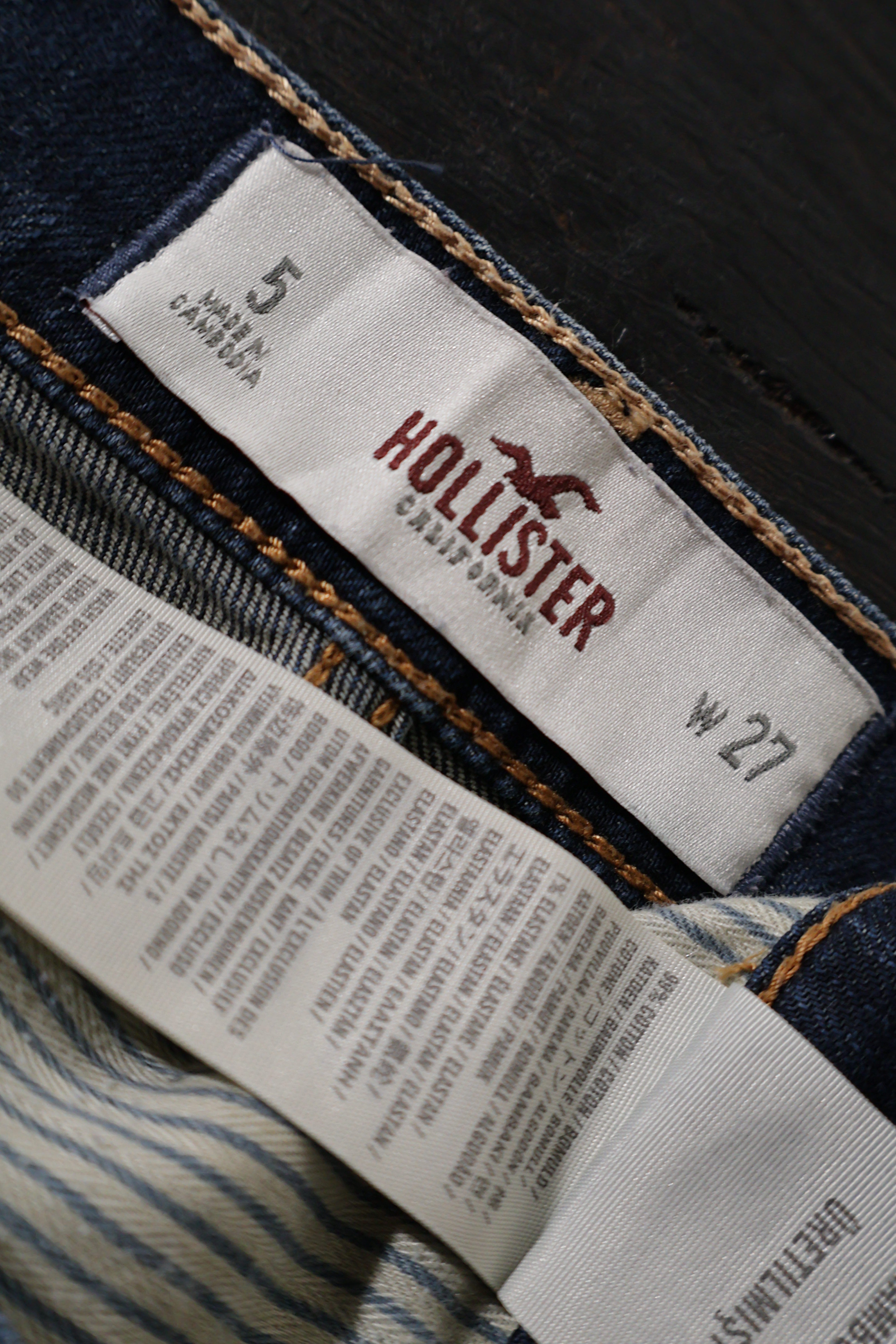 Eticheta marime si compozitie (rotita dreapta) - Blugi scurți - Hollister albaștri închiși din denim prespălat cu detalii destroyed – S – Femei