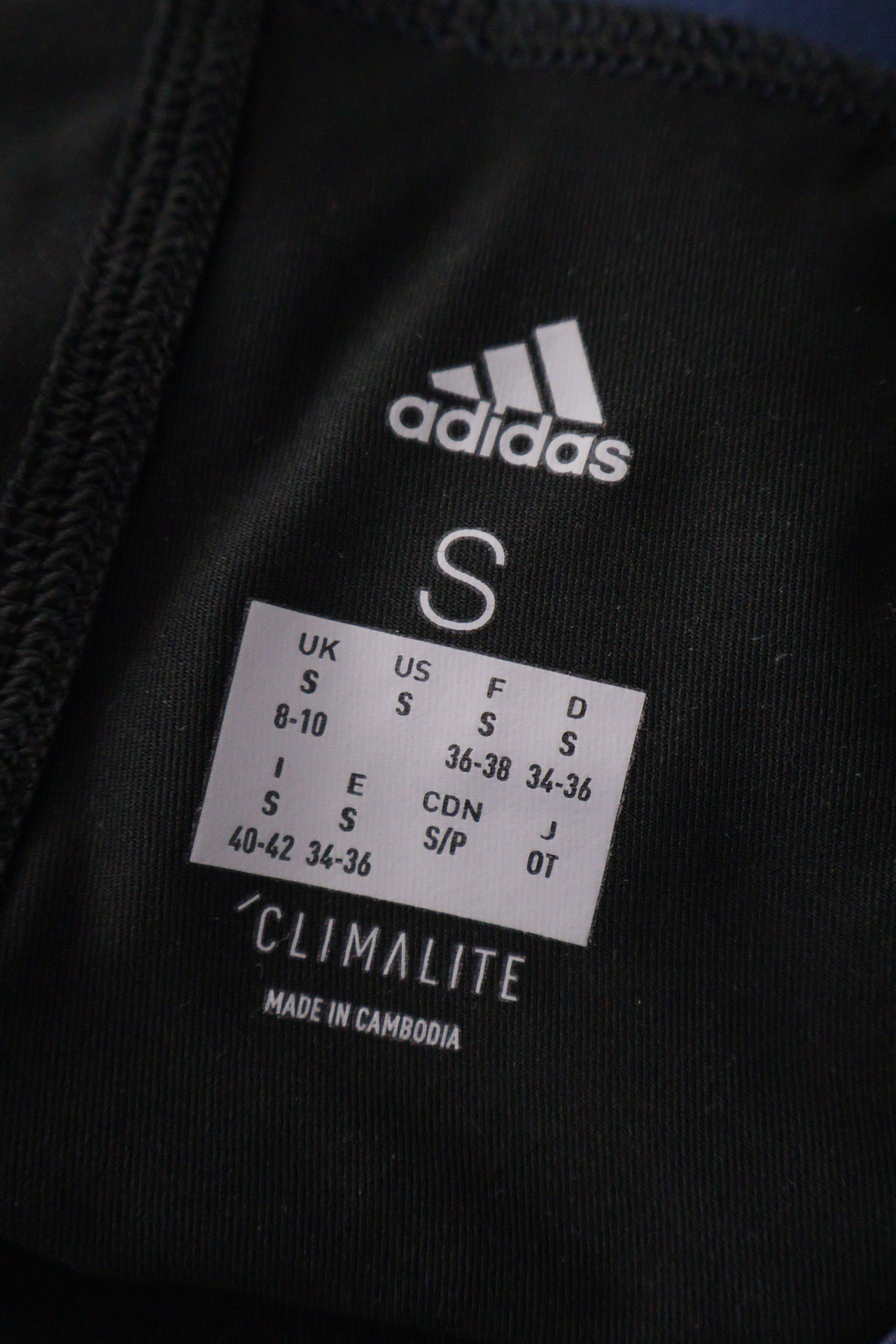 Eticheta marime si compozitie (rotita dreapta) - Pantaloni scurți - Adidas gri-albastrui din material tehnic cu strat dublu – S – Femei