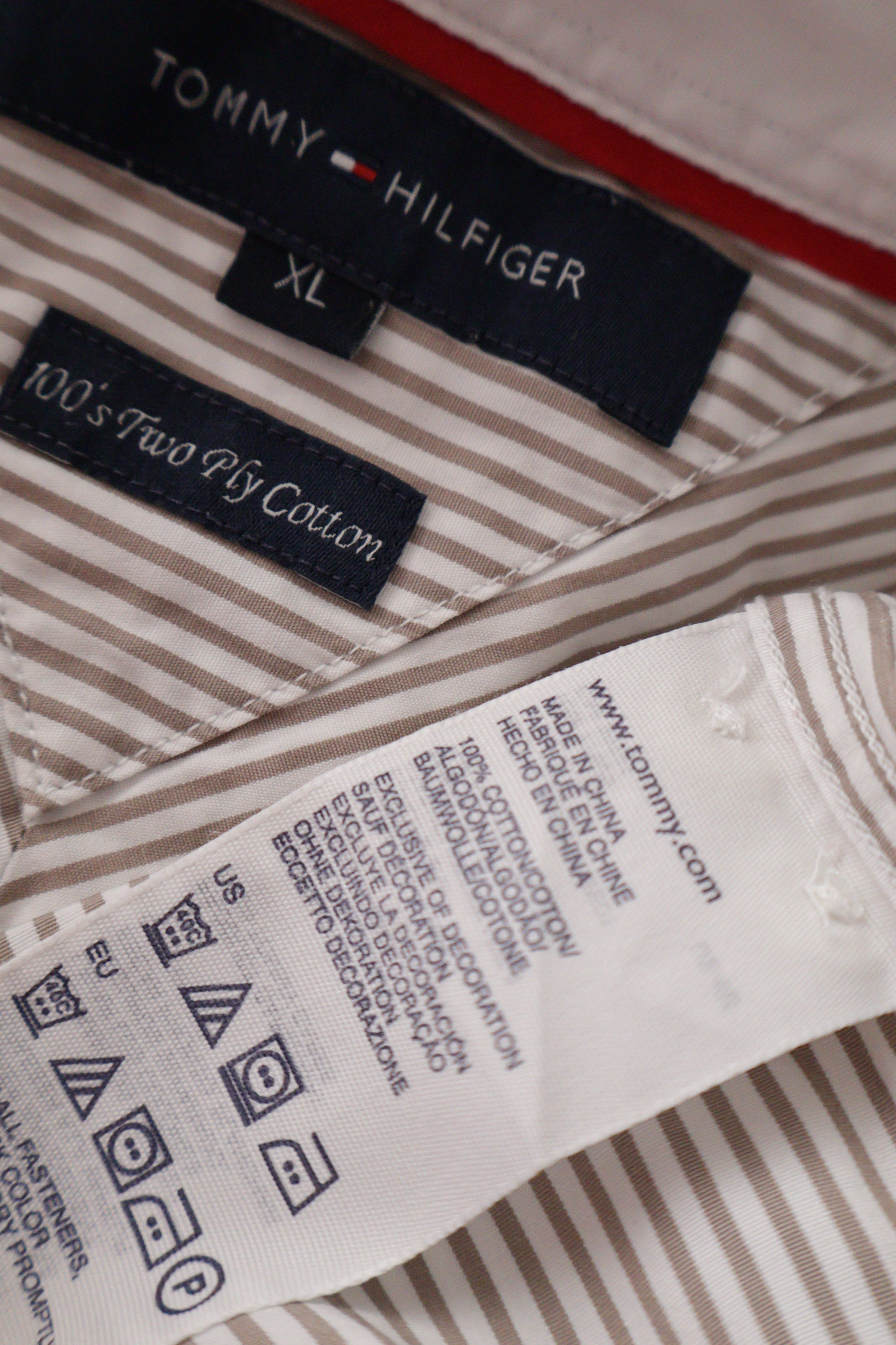 Eticheta marime si compozitie (rotita dreapta) - Cămașă - Tommy Hilfiger alb-bej in dungi fine cu guler contrastant – XL – Bărbați