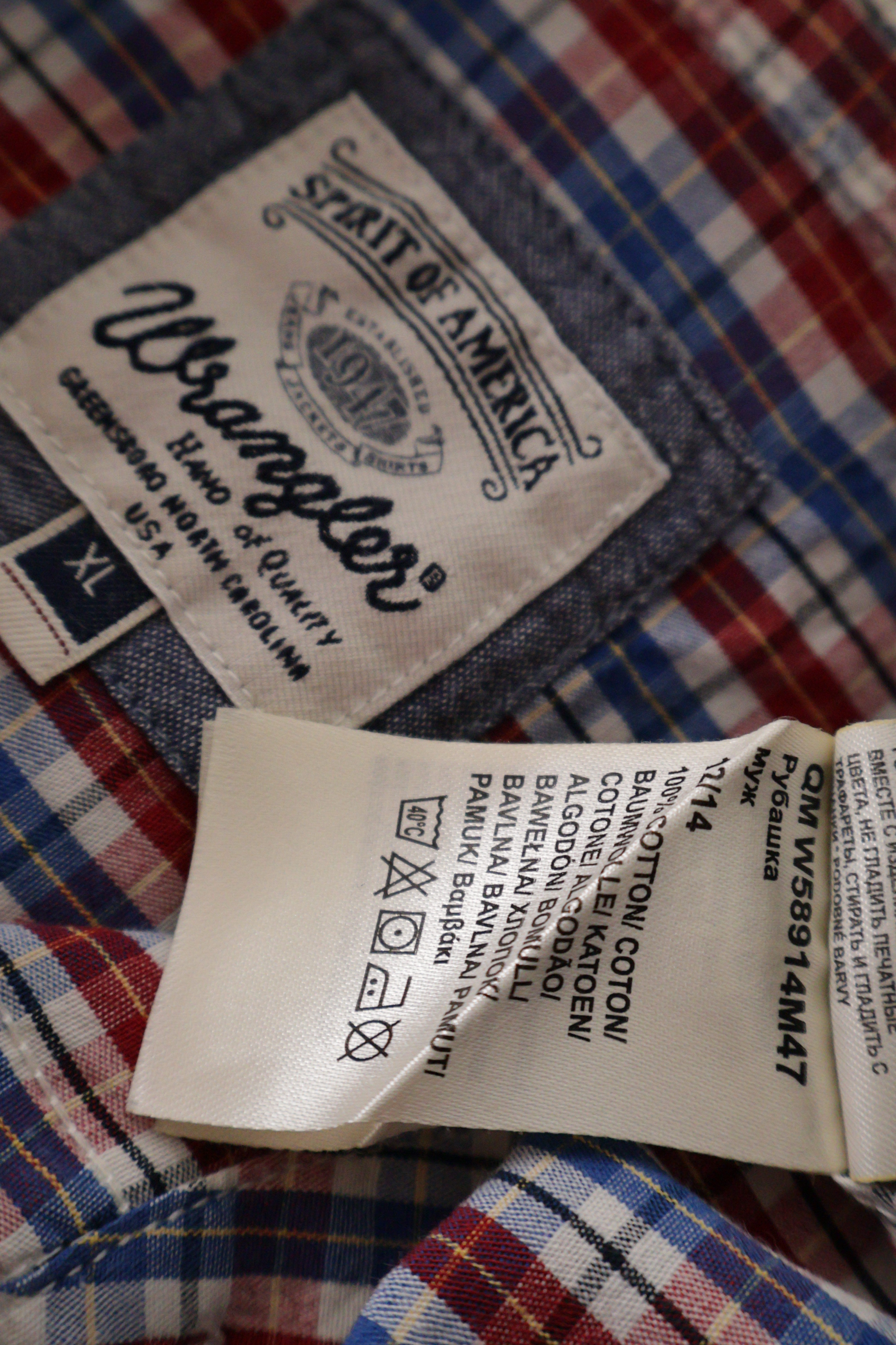 Eticheta marime si compozitie (rotita dreapta) - Cămașă - Wrangler in carouri albastre si rosii din bumbac – XL – Bărbați