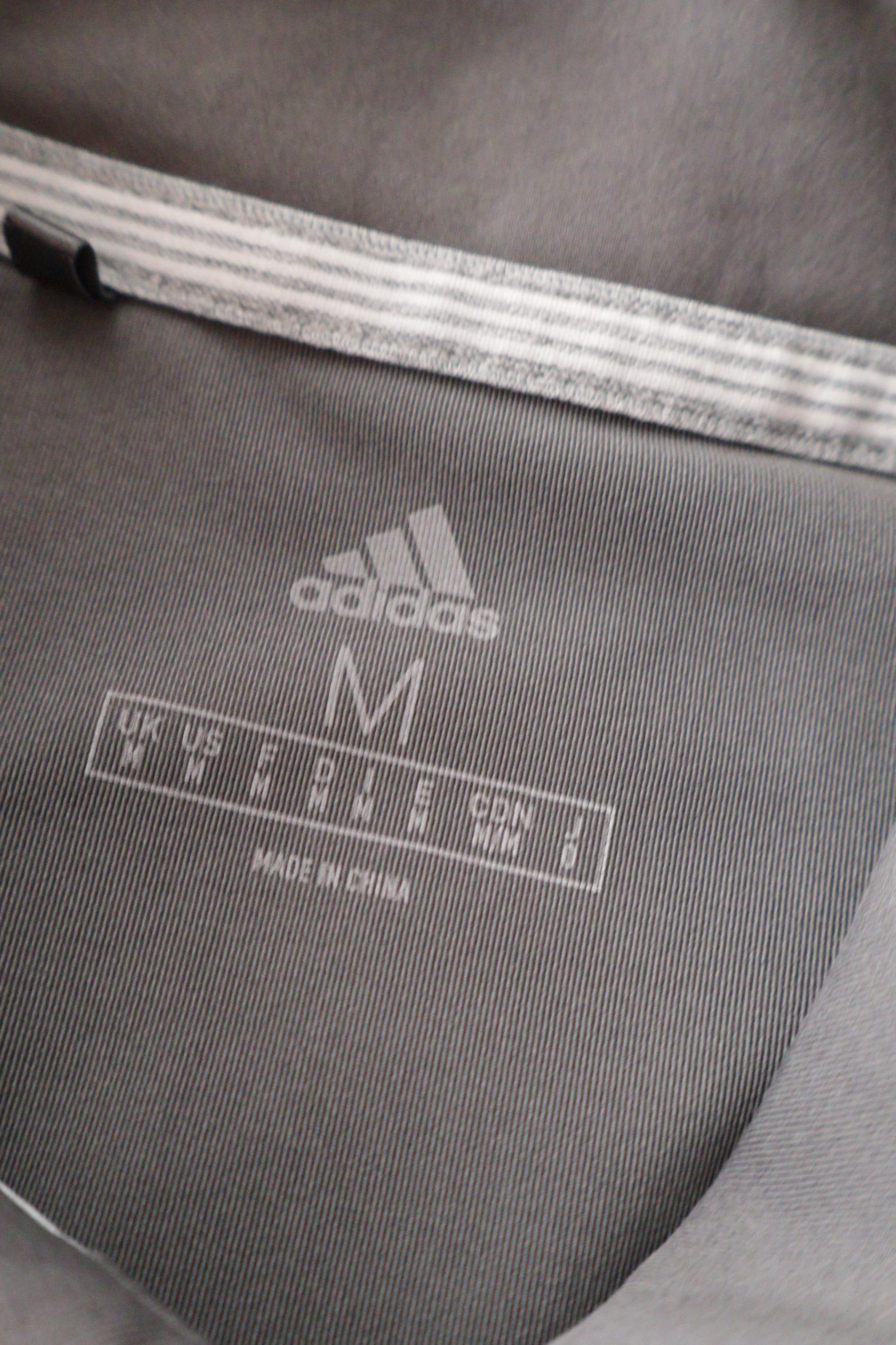 Eticheta marime si compozitie (rotita dreapta) - Tricou - Adidas gri din material tehnic cu croială simplă – M – Bărbați