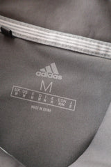 Eticheta marime si compozitie (rotita dreapta) - Tricou - Adidas gri din material tehnic cu croială simplă – M – Bărbați