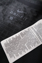 Eticheta marime si compozitie (rotita dreapta) - Tricou - NIKE negru Dri-FIT cu panouri respirabile – XL – Bărbați