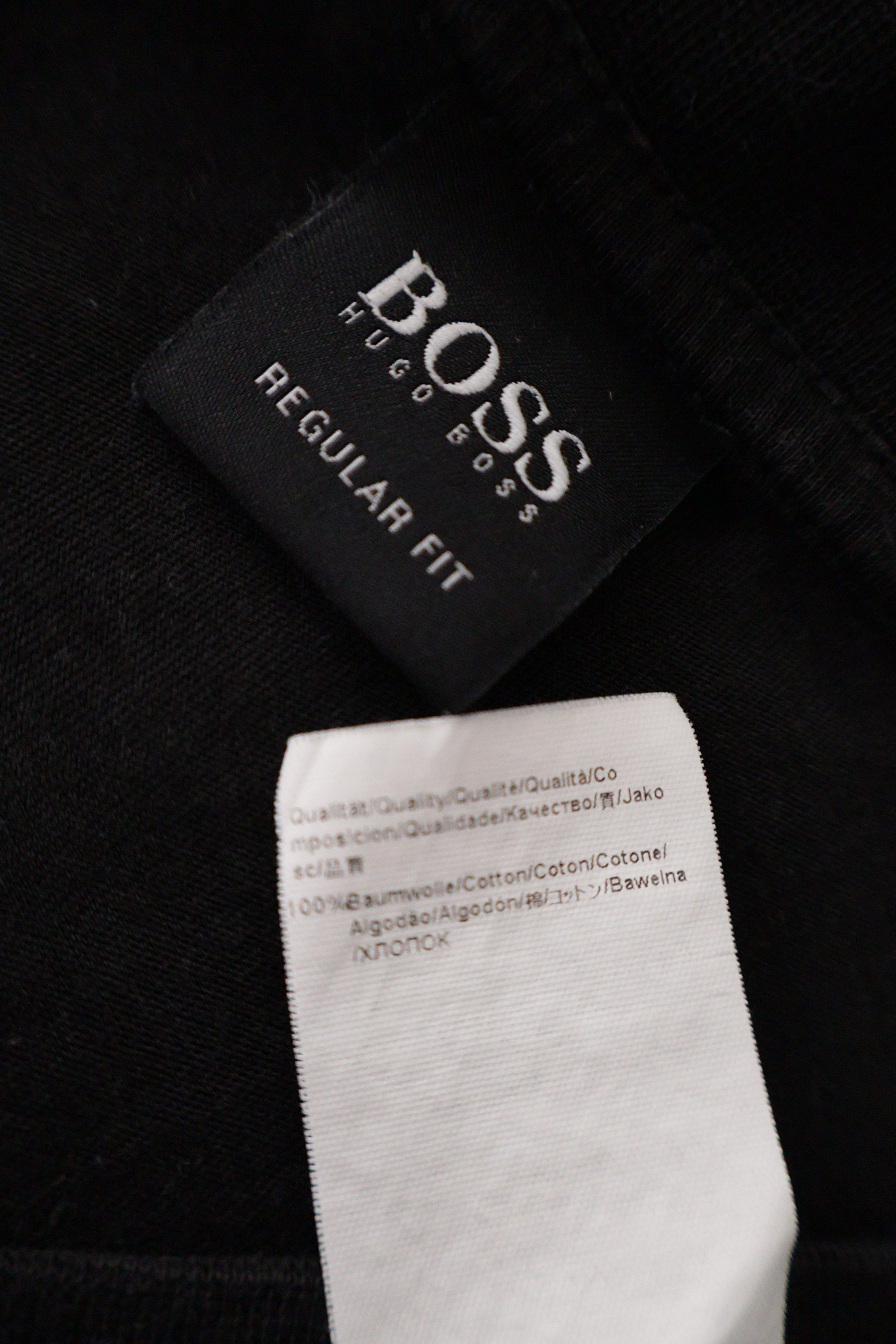 Eticheta marime si compozitie (rotita dreapta) - Tricou - BOSS Hugo Boss negru din bumbac cu guler in V – S – Bărbați
