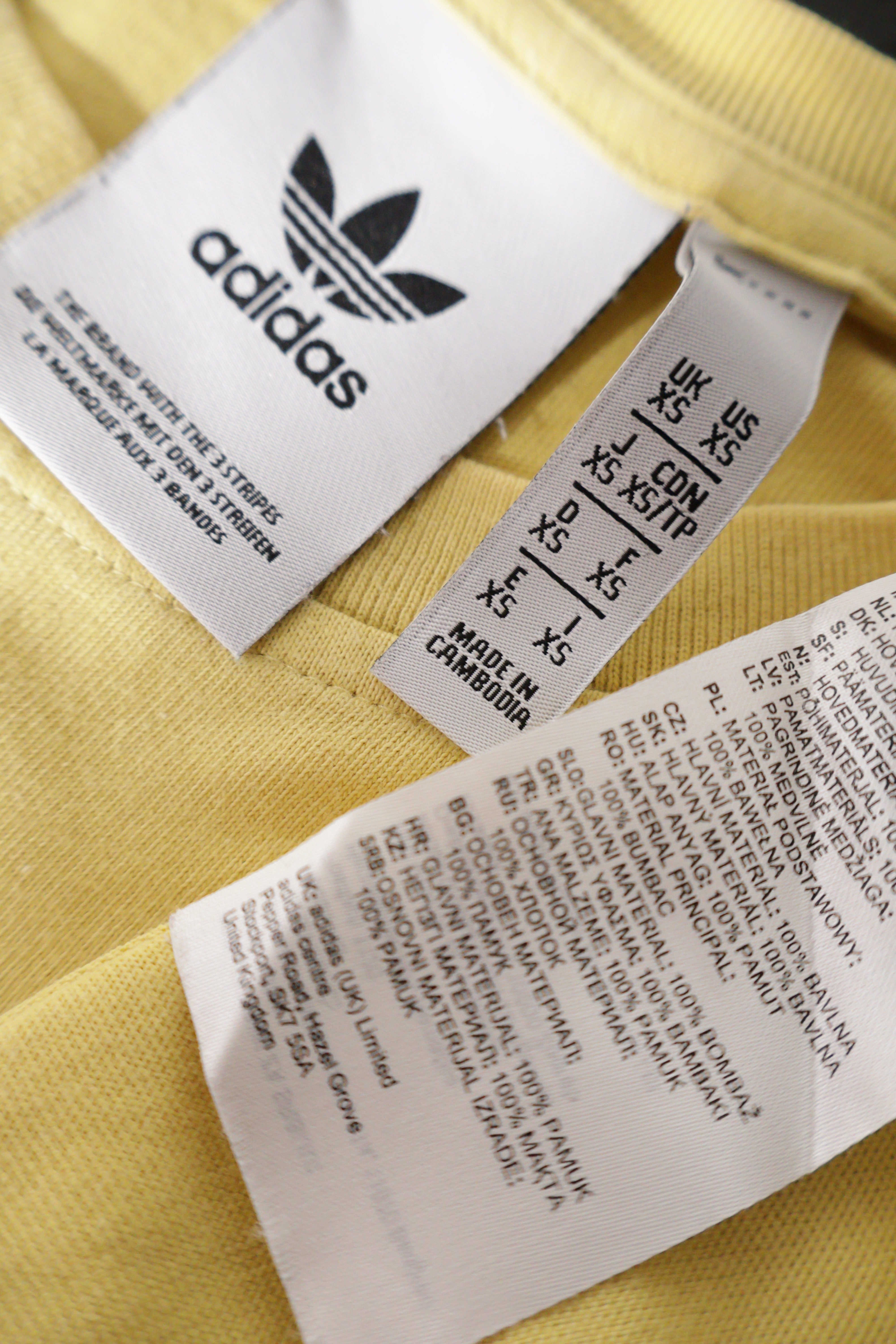 Eticheta marime si compozitie (rotita dreapta) - Tricou - Adidas galben deschis din bumbac cu dungi pe umeri – XS – Bărbați