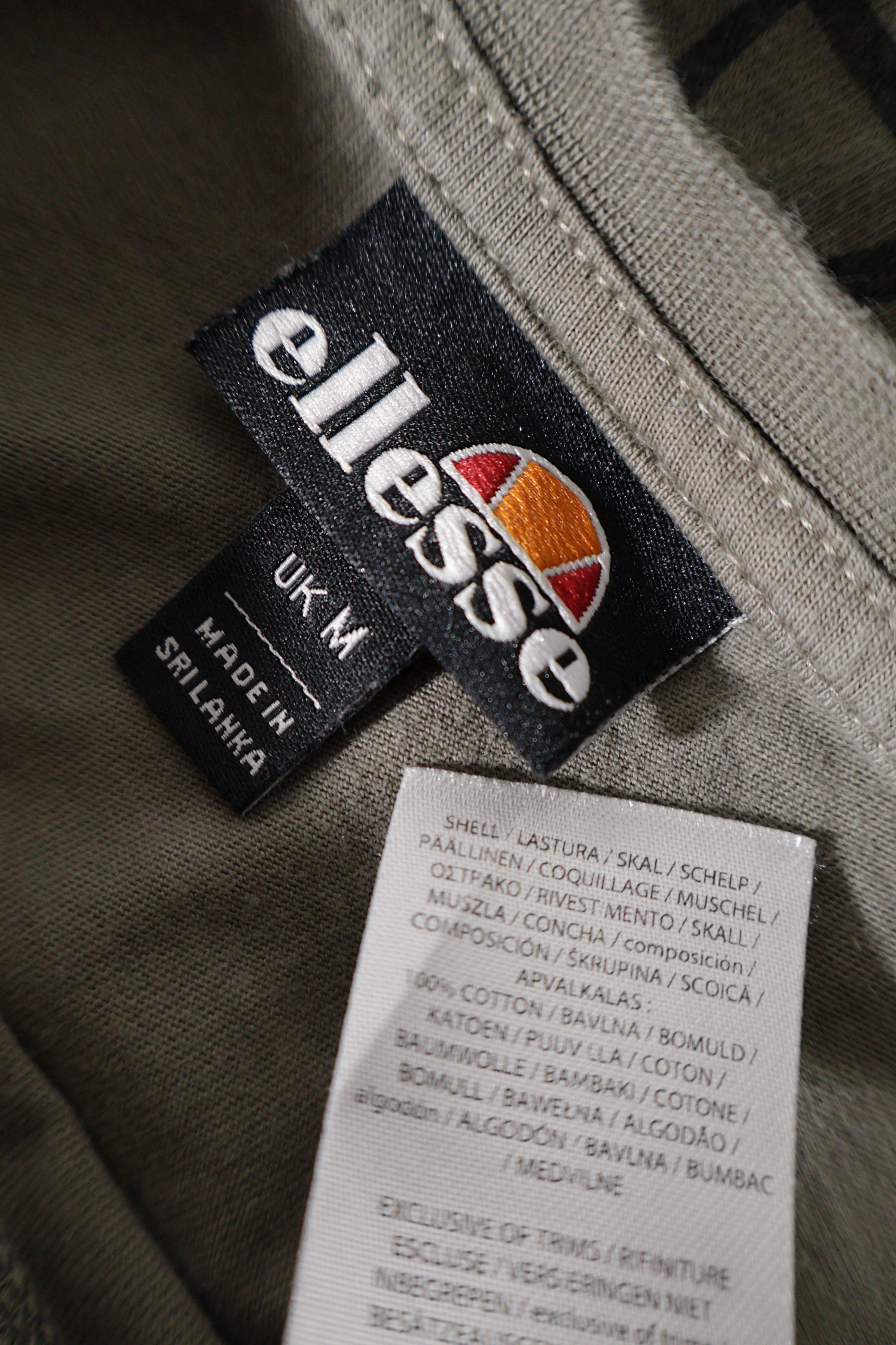 Eticheta marime si compozitie (rotita dreapta) - Tricou - Ellesse gri-kaki din bumbac cu print pe spate – M – Bărbați