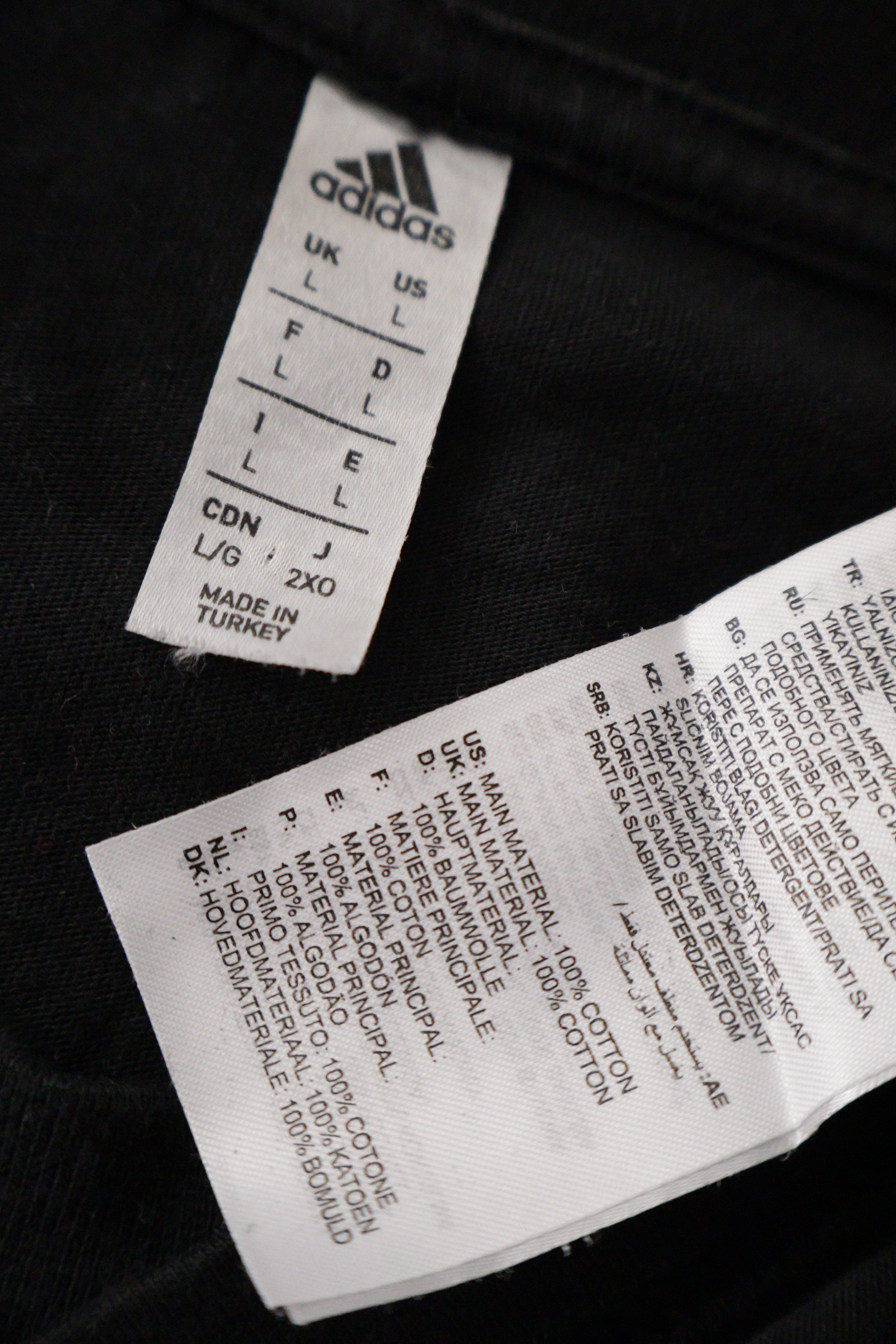 Eticheta marime si compozitie (rotita dreapta) - Tricou - Adidas negru din bumbac cu linii laterale contrastante – L – Bărbați