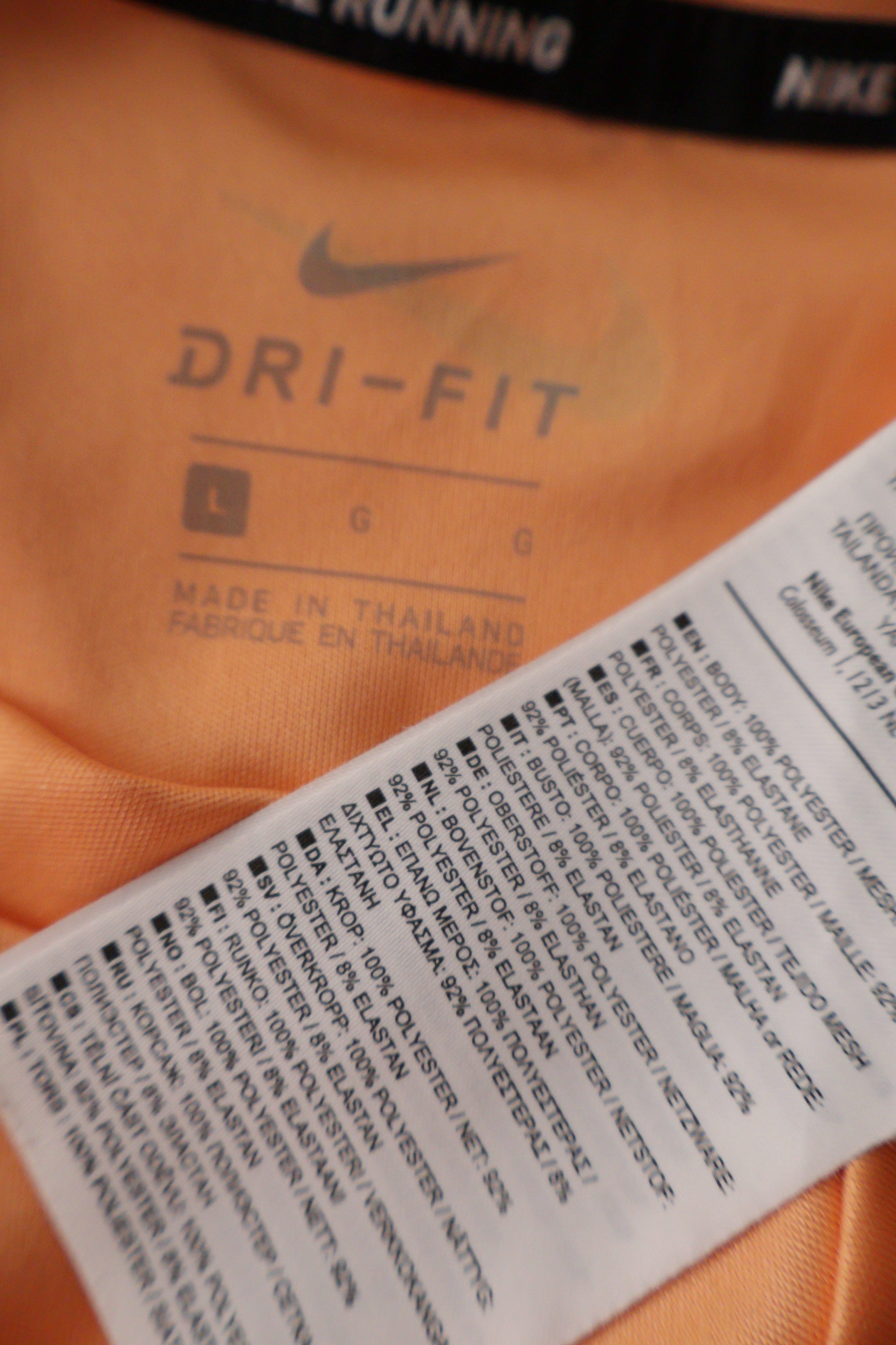 Eticheta marime si compozitie (rotita dreapta) - Top - NIKE portocaliu piersică din material tehnic, cu croială sport – L – Bărbați