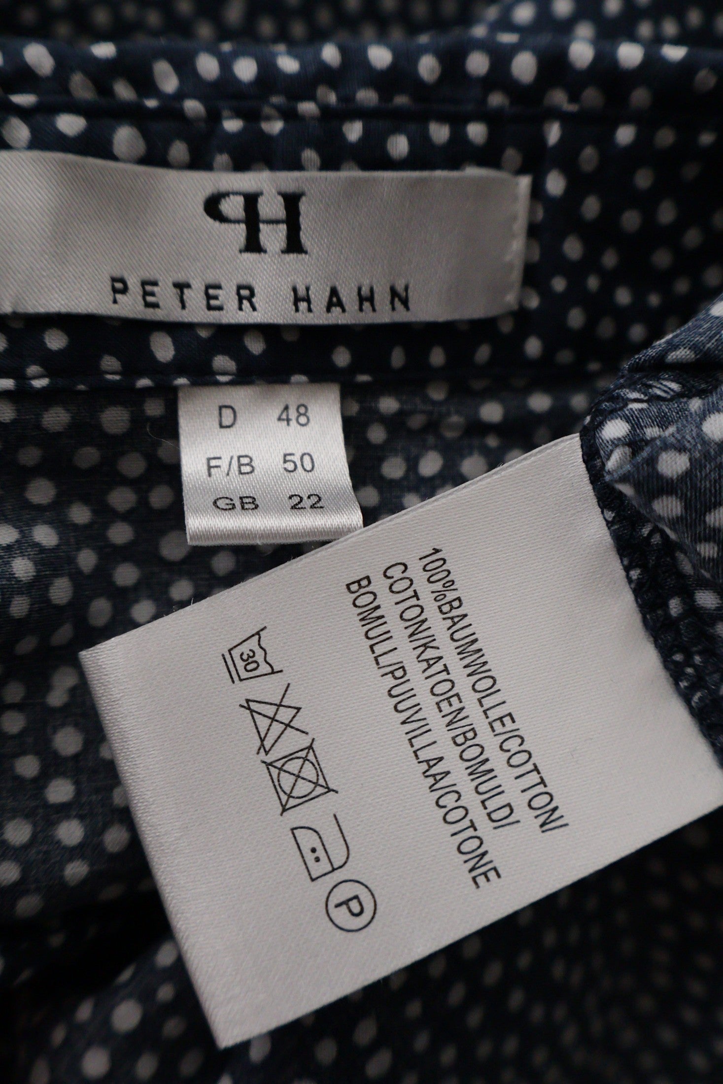 Camasa Peter Hahn bleumarin cu buline albe mărime L etichetă mărime și compoziție second-hand premium