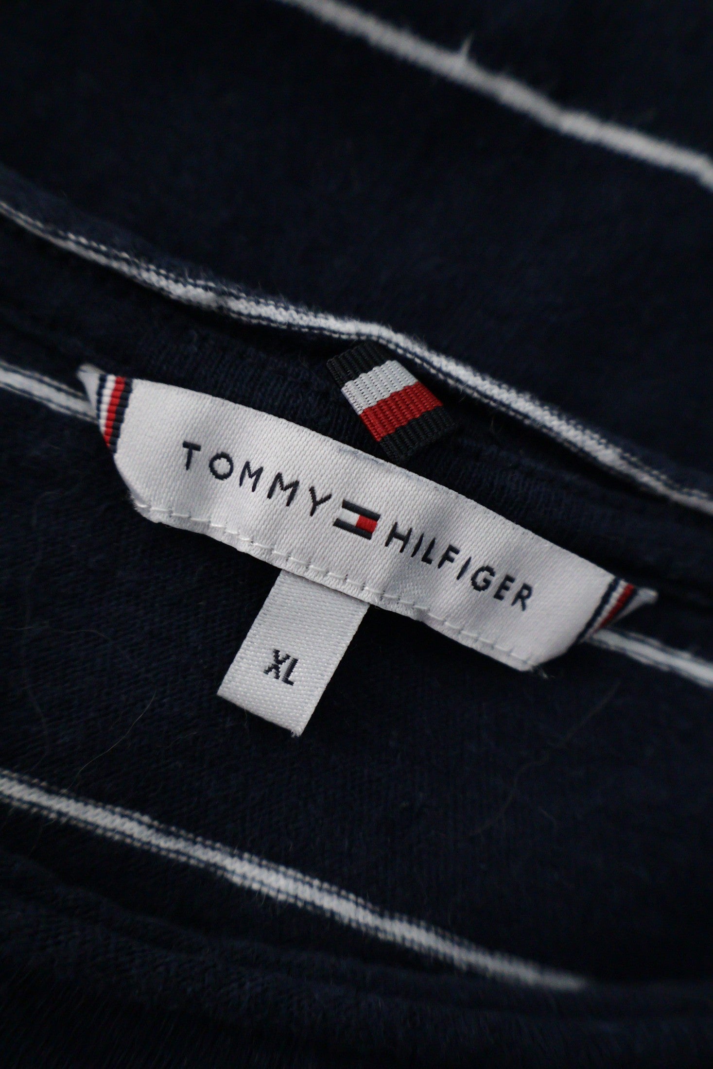 Tricou Tommy Hilfiger bleumarin cu dungi albe mărime XL etichetă mărime și compoziție second-hand premium