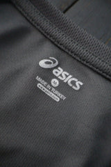 Tricou Asics gri mărime M etichetă mărime și compoziție second-hand premium