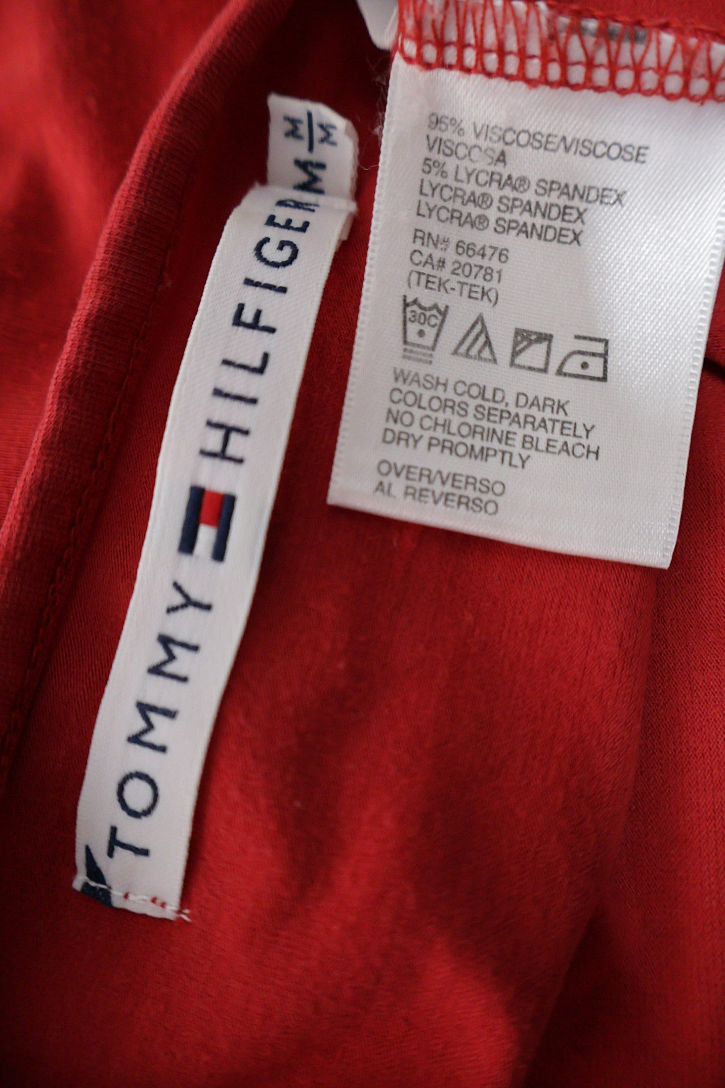 Top Tommy Hilfiger roșu mărime M etichetă mărime și compoziție second-hand premium