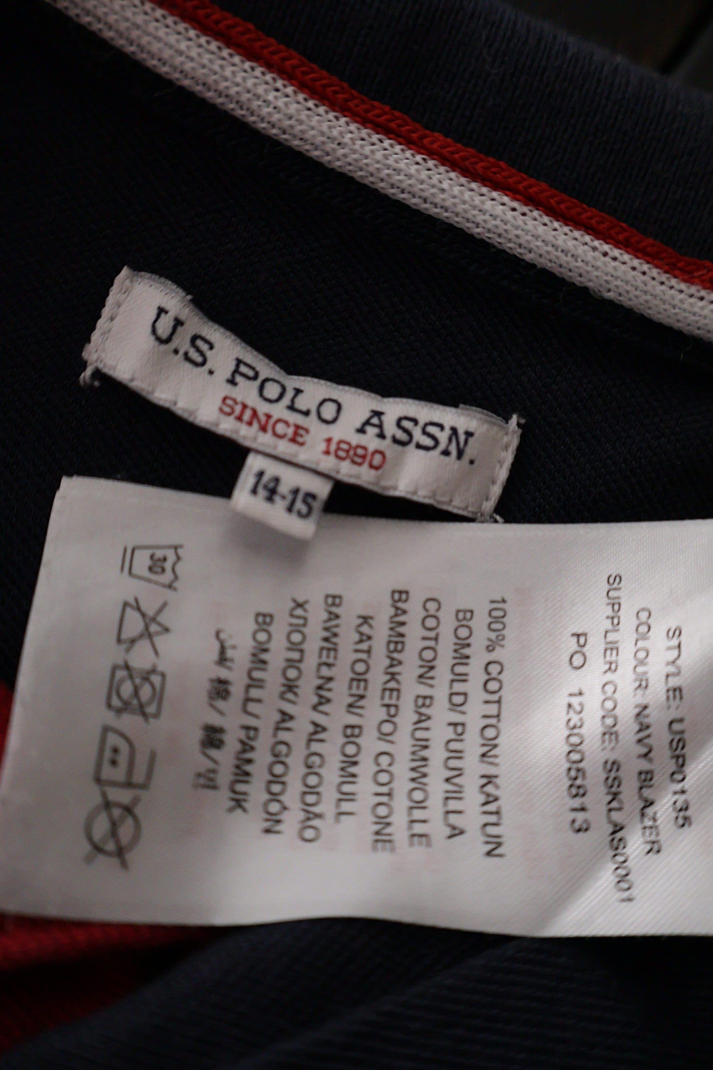 Tricou U.S. Polo Assn bleumarin cu detalii roșii și albe mărime XS etichetă mărime și compoziție second-hand premium