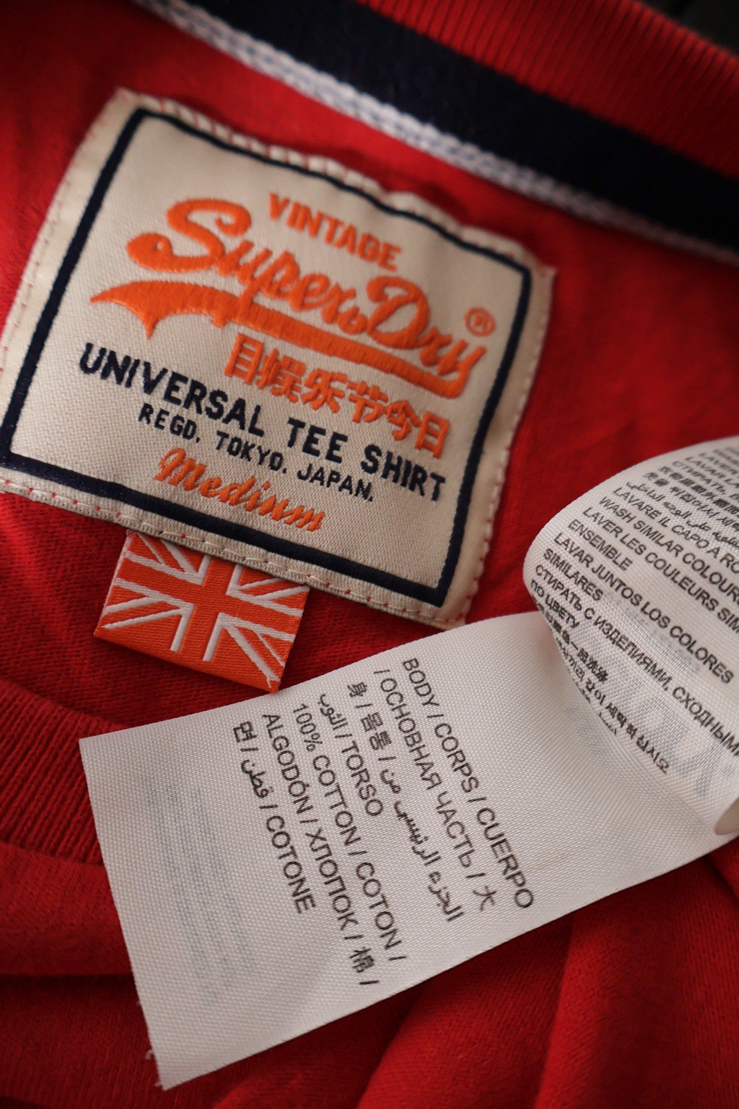 Tricou SuperDry roșu mărime M etichetă mărime și compoziție second-hand premium