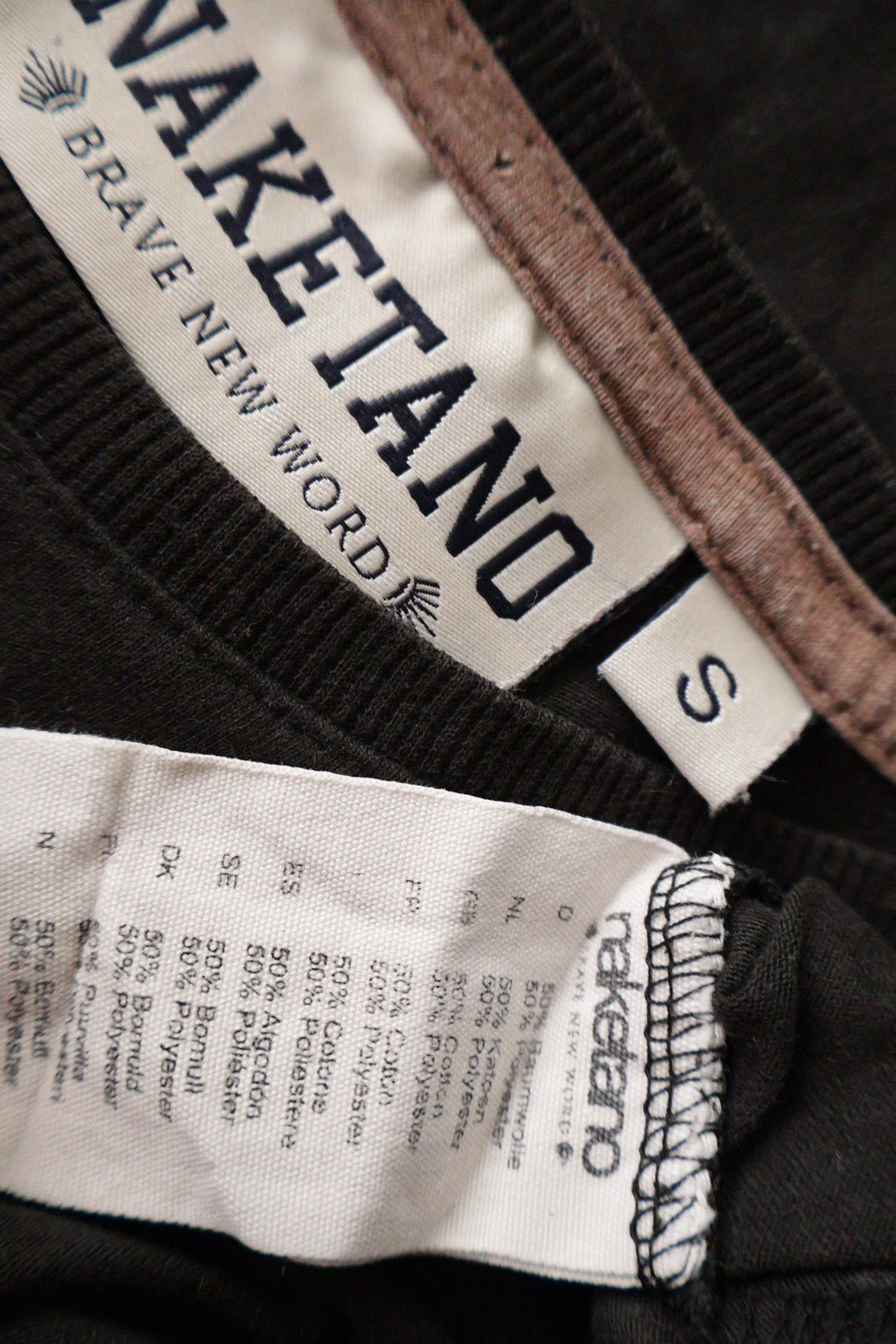 Tricou Naketano negru mărime S etichetă mărime și compoziție second-hand premium