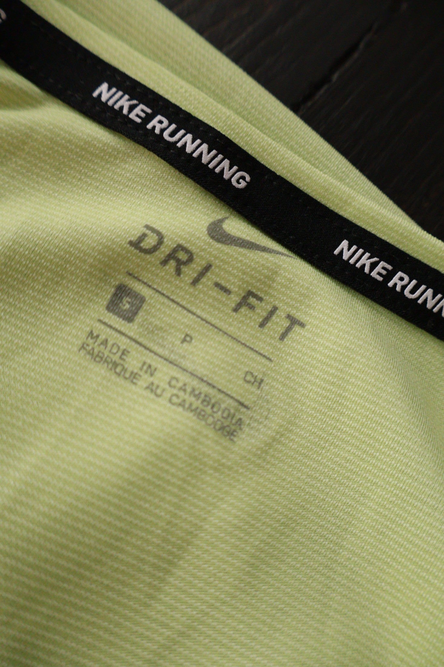 Tricou Nike verde deschis mărime S etichetă mărime și compoziție second-hand premium