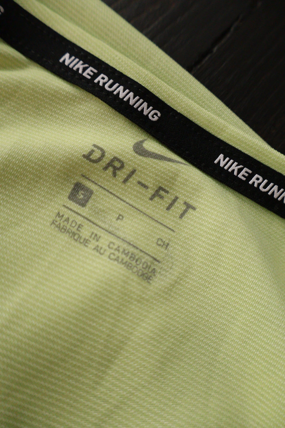 Tricou Nike verde deschis mărime S etichetă mărime și compoziție second-hand premium