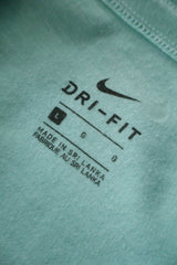 Tricou Nike turcoaz deschis mărime S etichetă mărime și compoziție second-hand premium