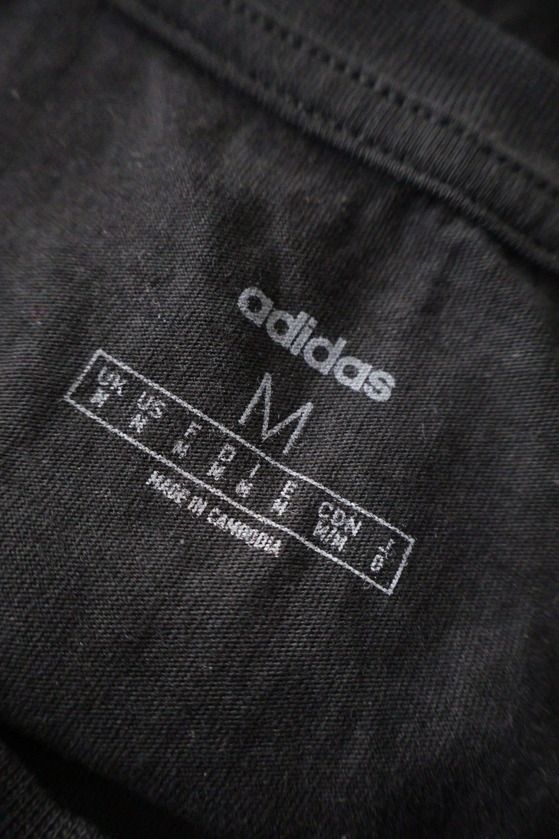 Tricou adidas negru mărime M etichetă mărime și compoziție second-hand premium