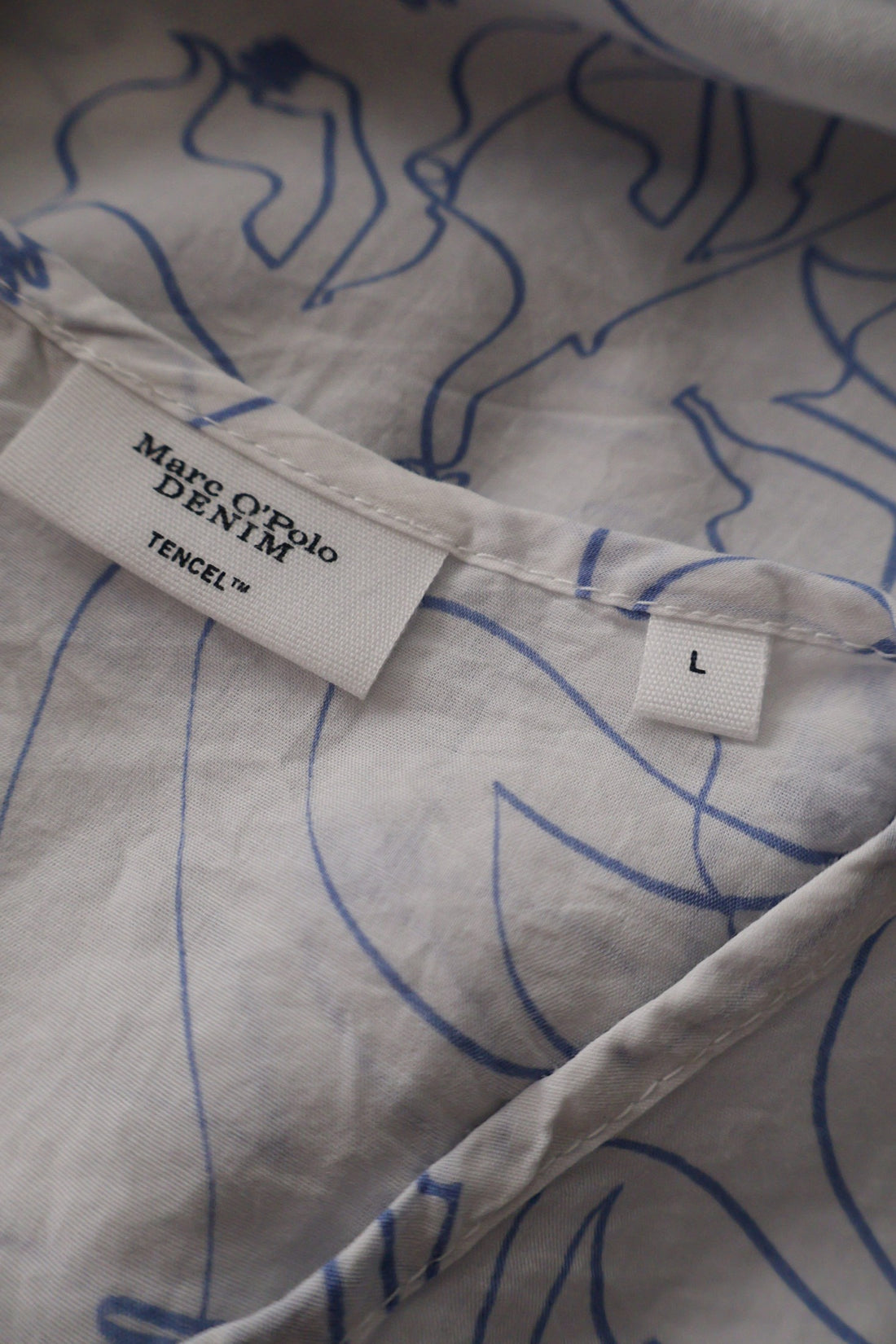 Bluza Marc O'Polo DENIM alb cu imprimeu albastru deschis mărime L etichetă mărime și compoziție second-hand premium