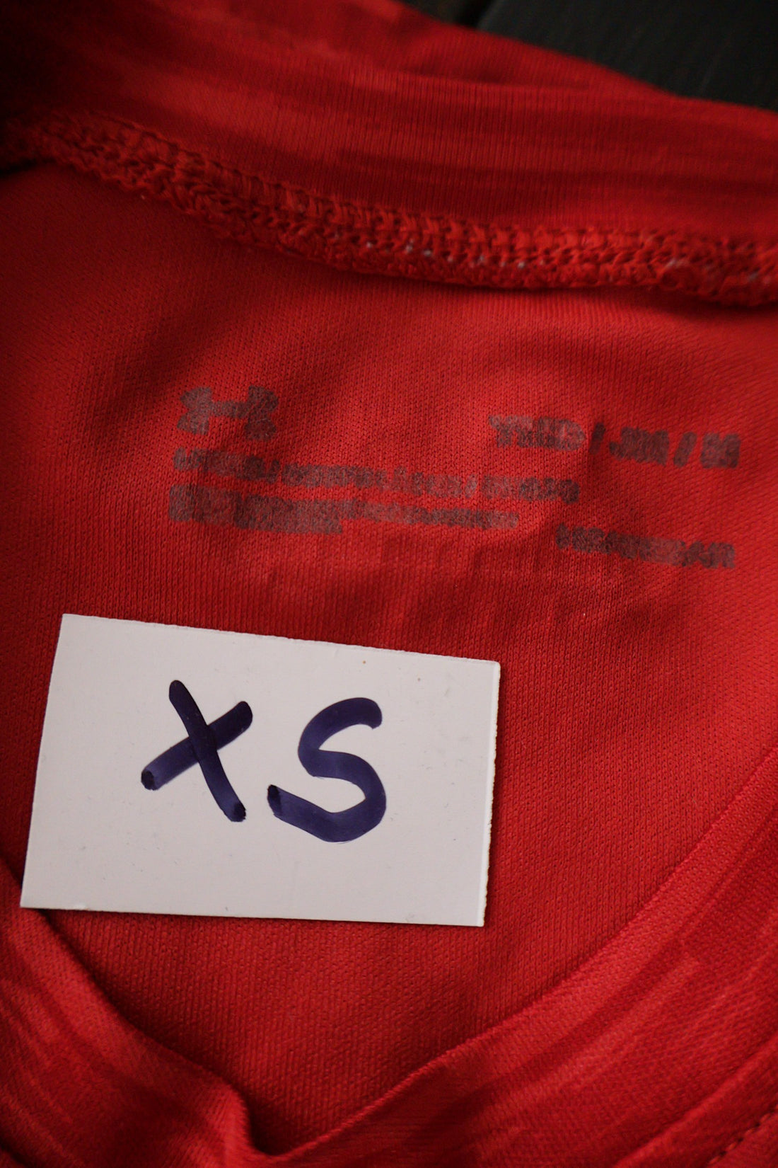 Tricou Under Armour roșu mărime XS etichetă mărime și compoziție second-hand premium