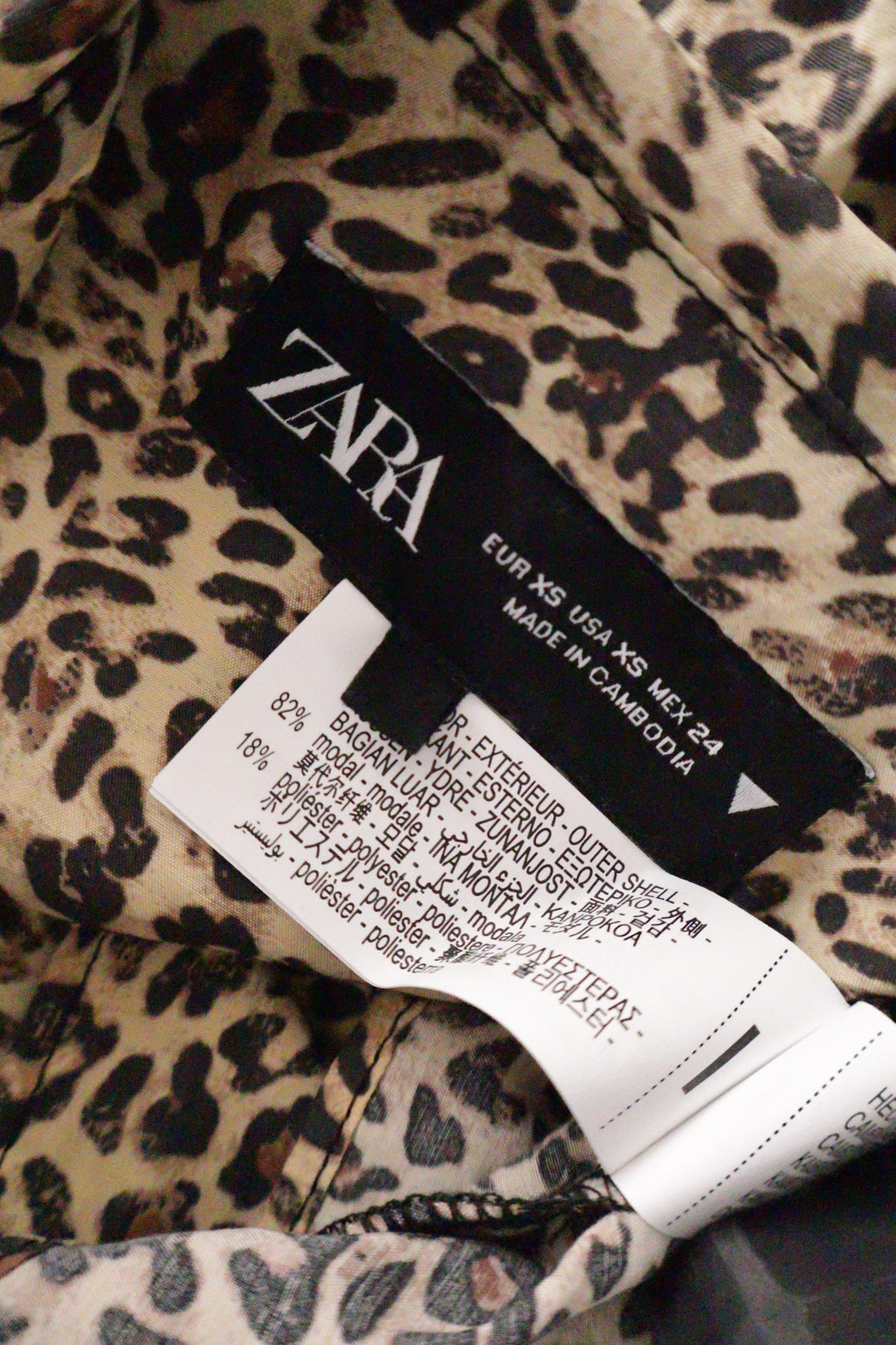 Pantaloni scurti tip fusta ZARA bej cu print leopard mărime XS etichetă mărime și compoziție second-hand premium