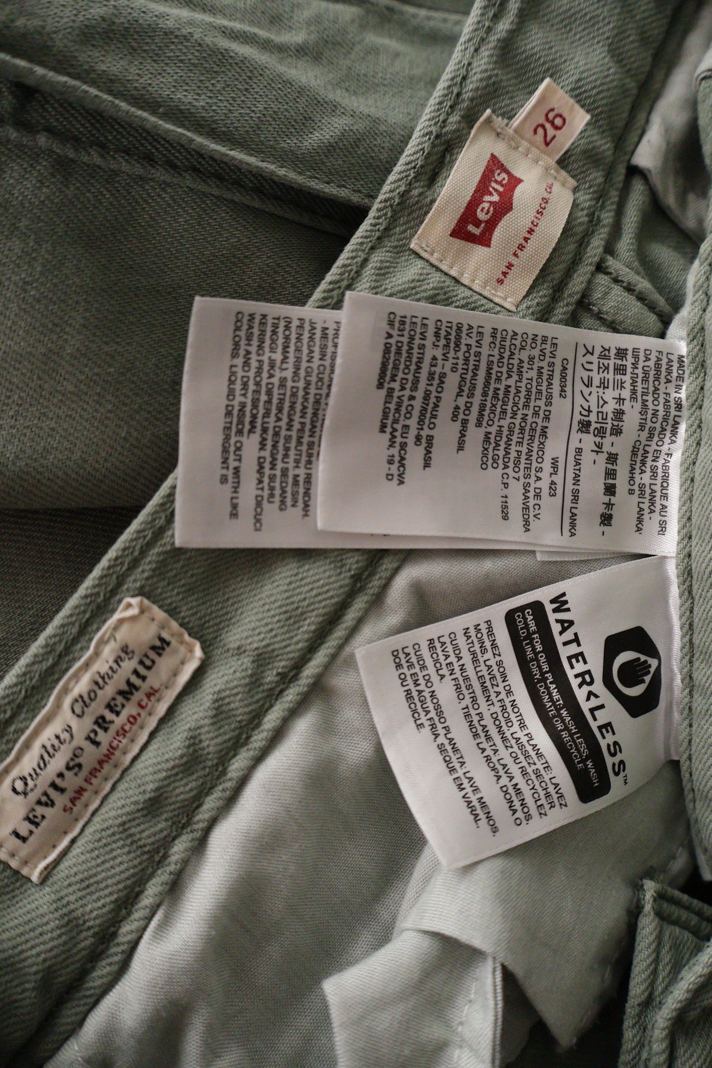 Pantaloni Levi's verde salvia mărime XS etichetă mărime și compoziție second-hand premium