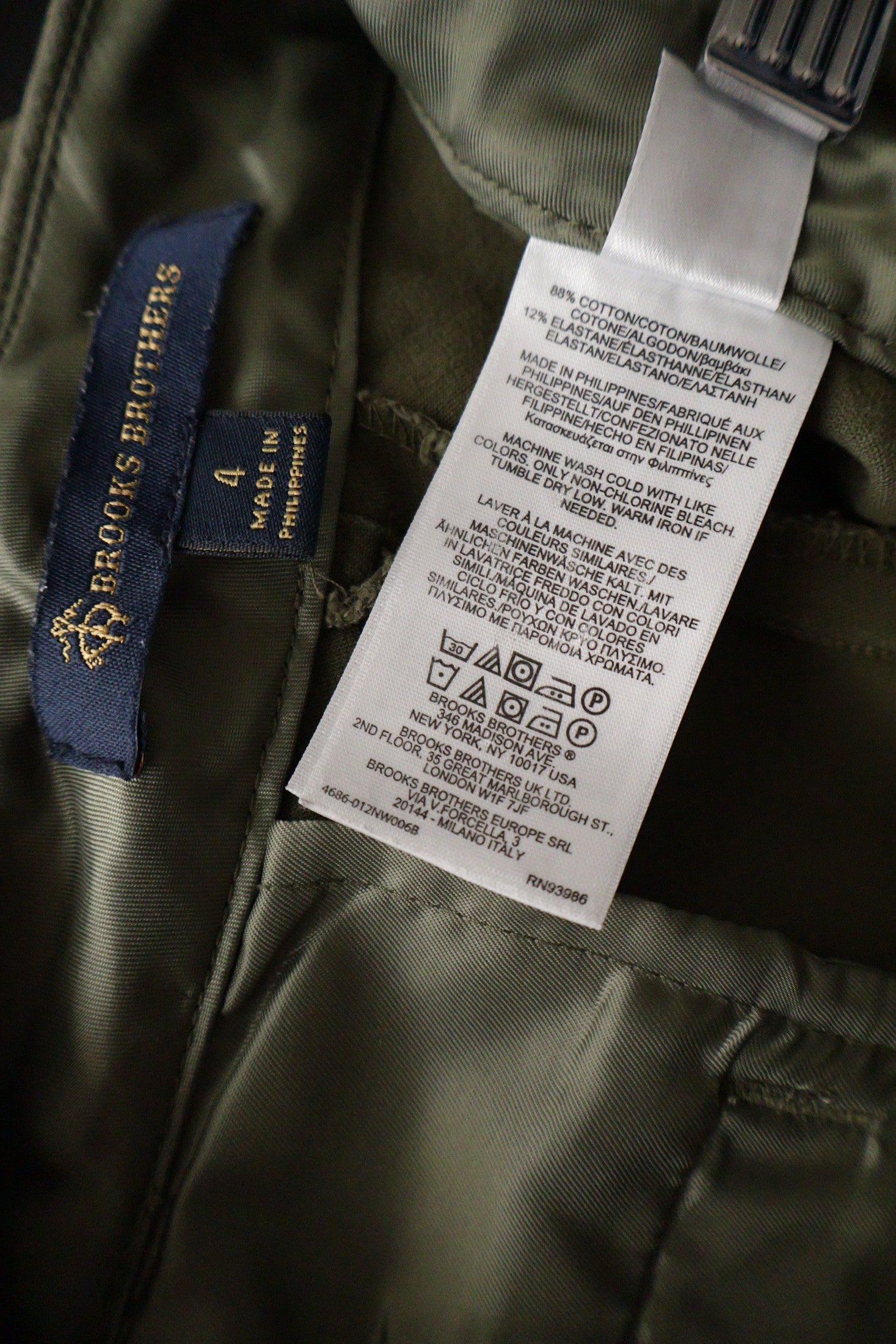 Pantaloni Brooks Brothers verde olive mărime XS etichetă mărime și compoziție second-hand premium