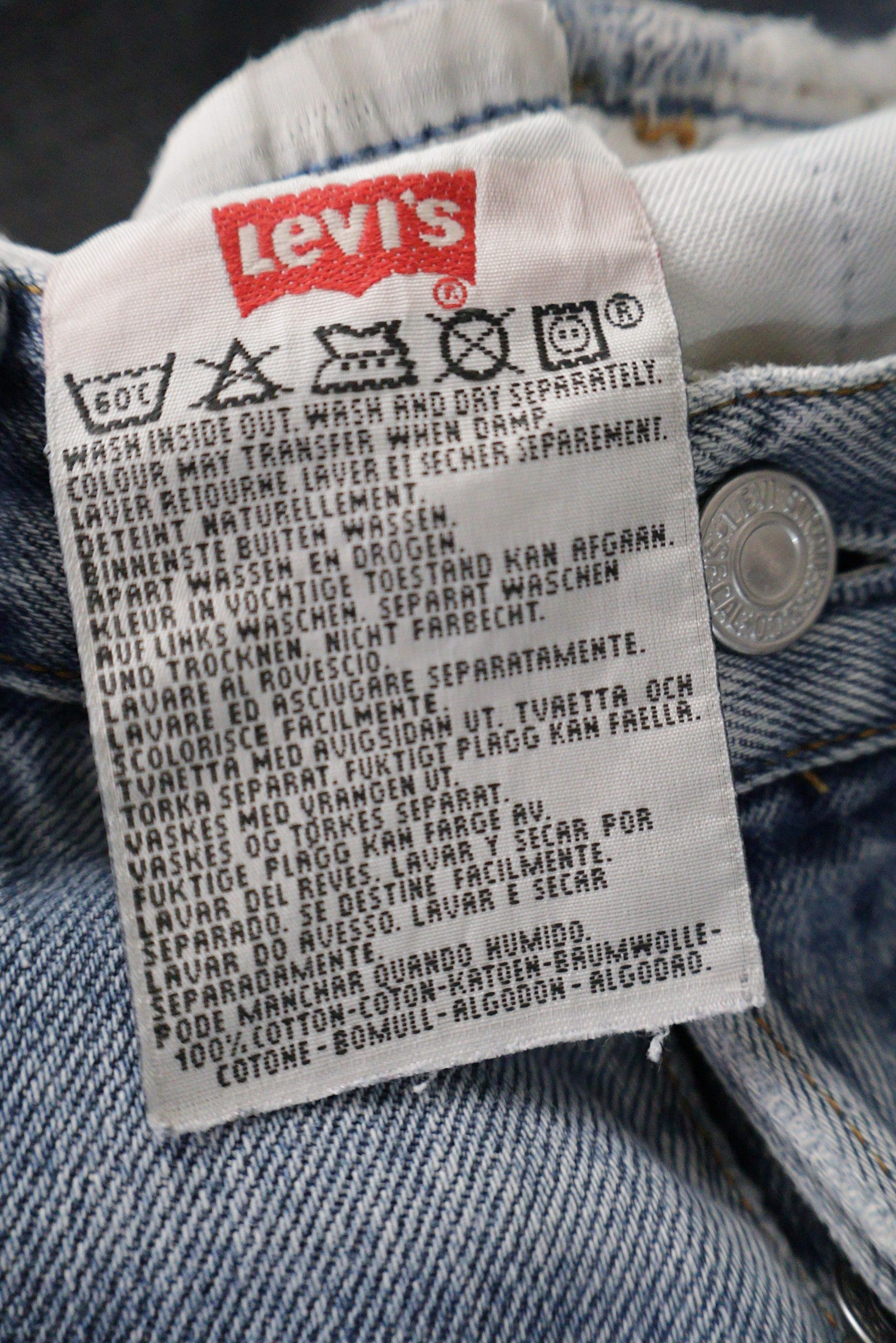 Blugi scurti Levi's albastru deschis mărime S etichetă mărime și compoziție second-hand premium