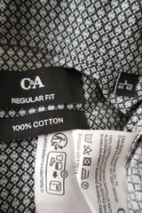 Camasa C&A gri deschis cu imprimeu geometric alb-negru mărime L etichetă mărime și compoziție second-hand premium