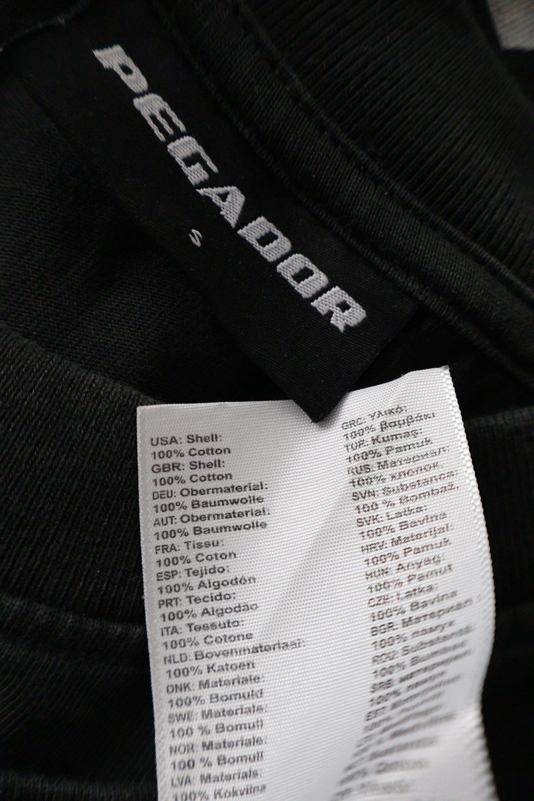 Tricou PEGADOR negru mărime S etichetă mărime și compoziție second-hand premium