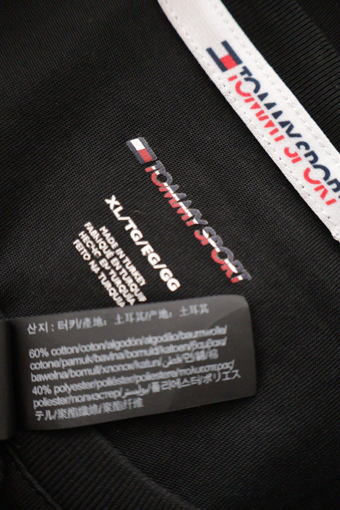 Tricou Tommy Sport negru, alb, rosu mărime XL etichetă mărime și compoziție second-hand premium