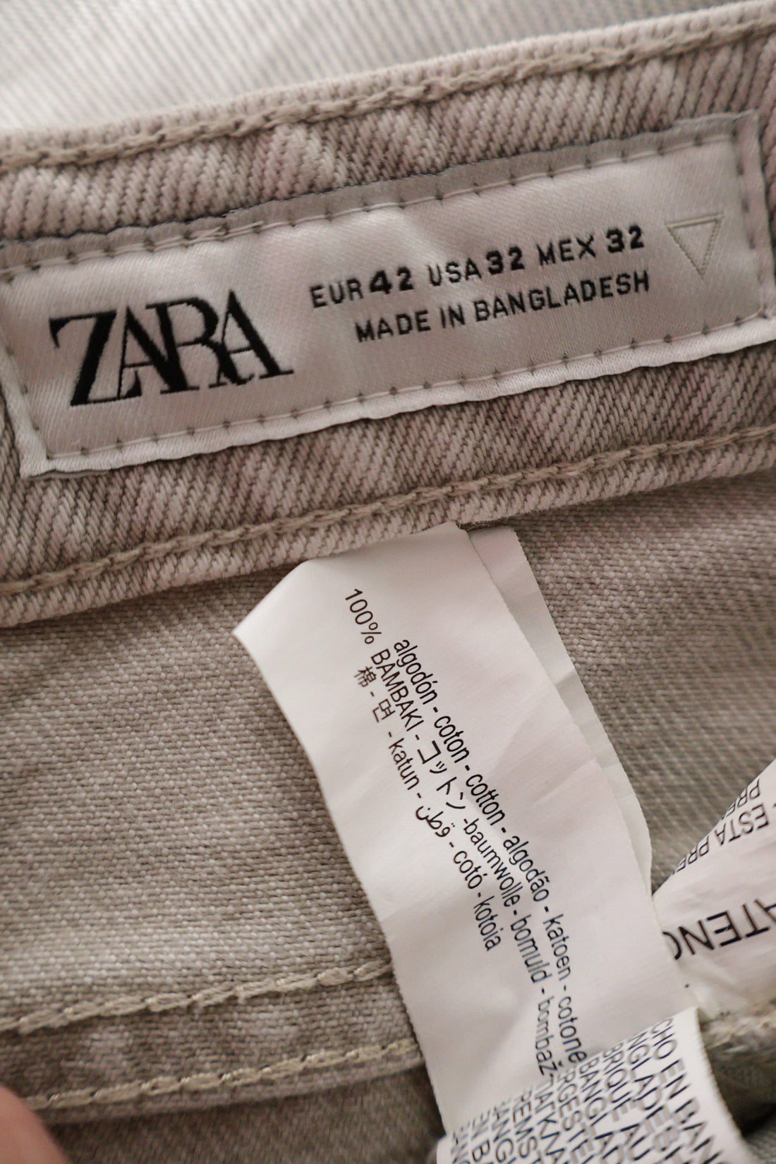 Blugi scurti ZARA bej deschis mărime M etichetă mărime și compoziție second-hand premium