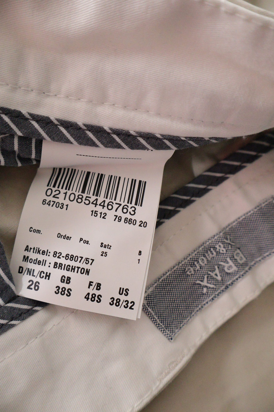 Pantaloni scurti BRAX bej mărime XL etichetă mărime și compoziție second-hand premium