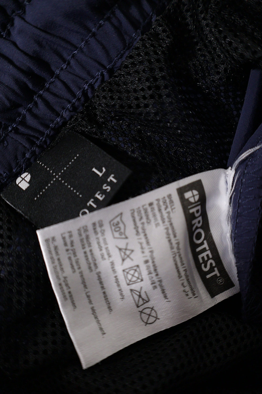 Pantaloni scurti Protest bleumarin mărime L etichetă mărime și compoziție second-hand premium