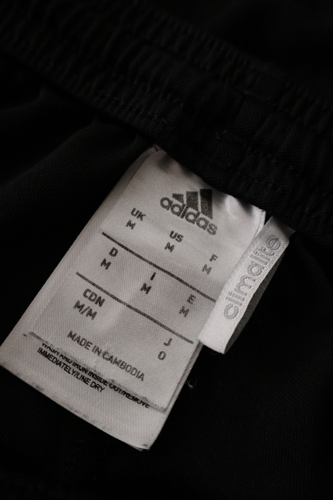 Pantaloni scurti adidas negru mărime M etichetă mărime și compoziție second-hand premium