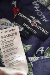 Camasa Hampton Republic bleumarin cu imprimeu floral si text „aloha” mărime L etichetă mărime și compoziție second-hand…