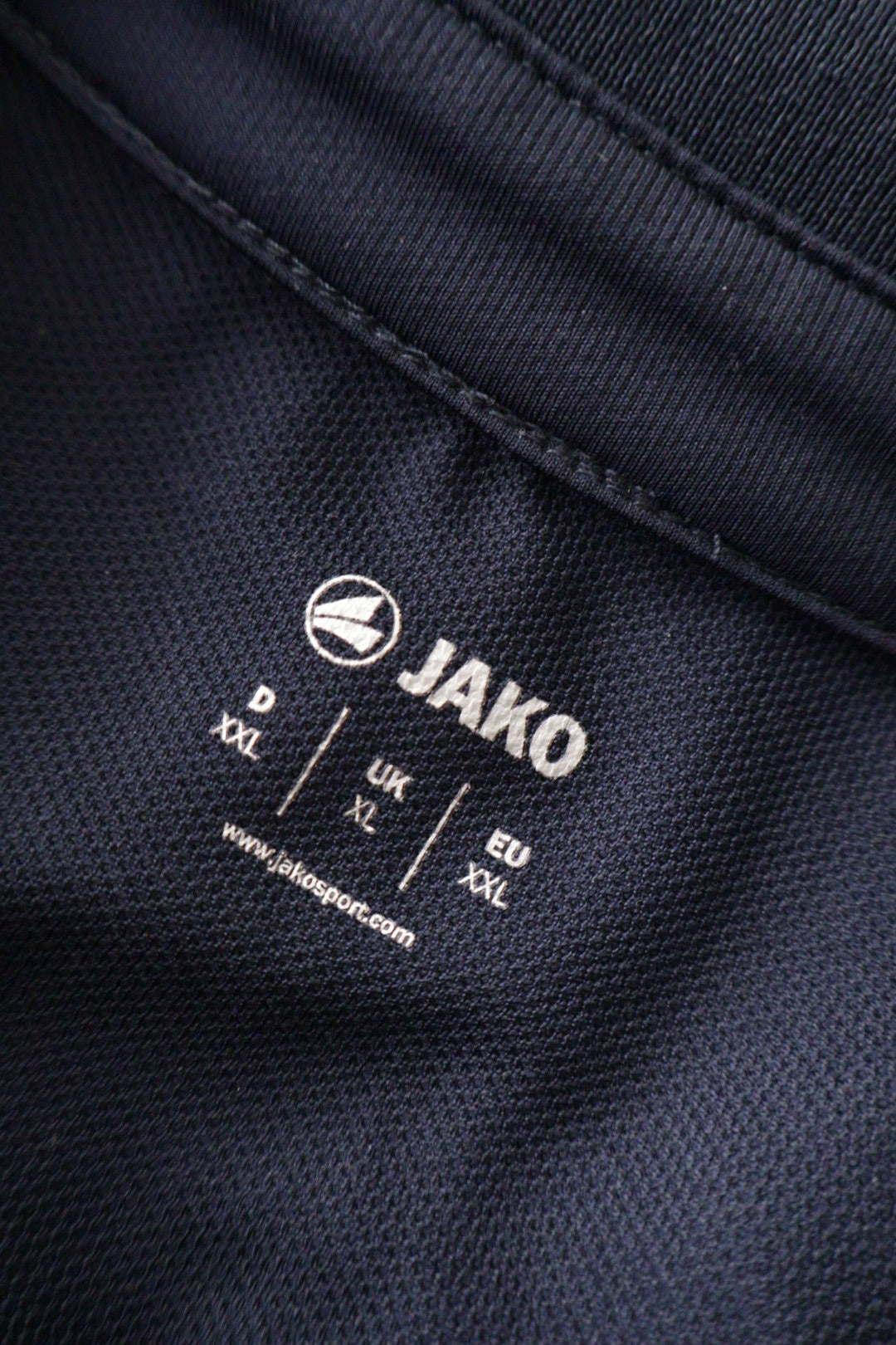 Tricou Jako bleumarin cu albastru mărime XL etichetă mărime și compoziție second-hand premium
