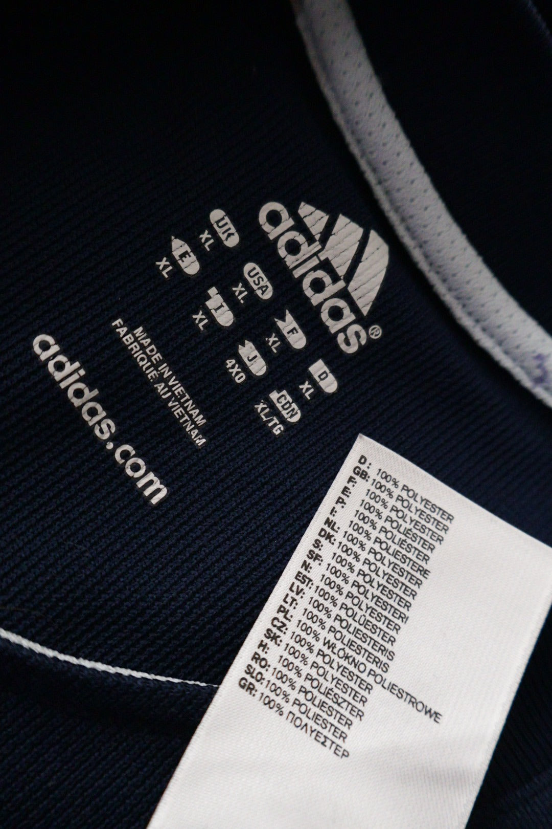 Tricou Adidas bleumarin mărime XL etichetă mărime și compoziție second-hand premium