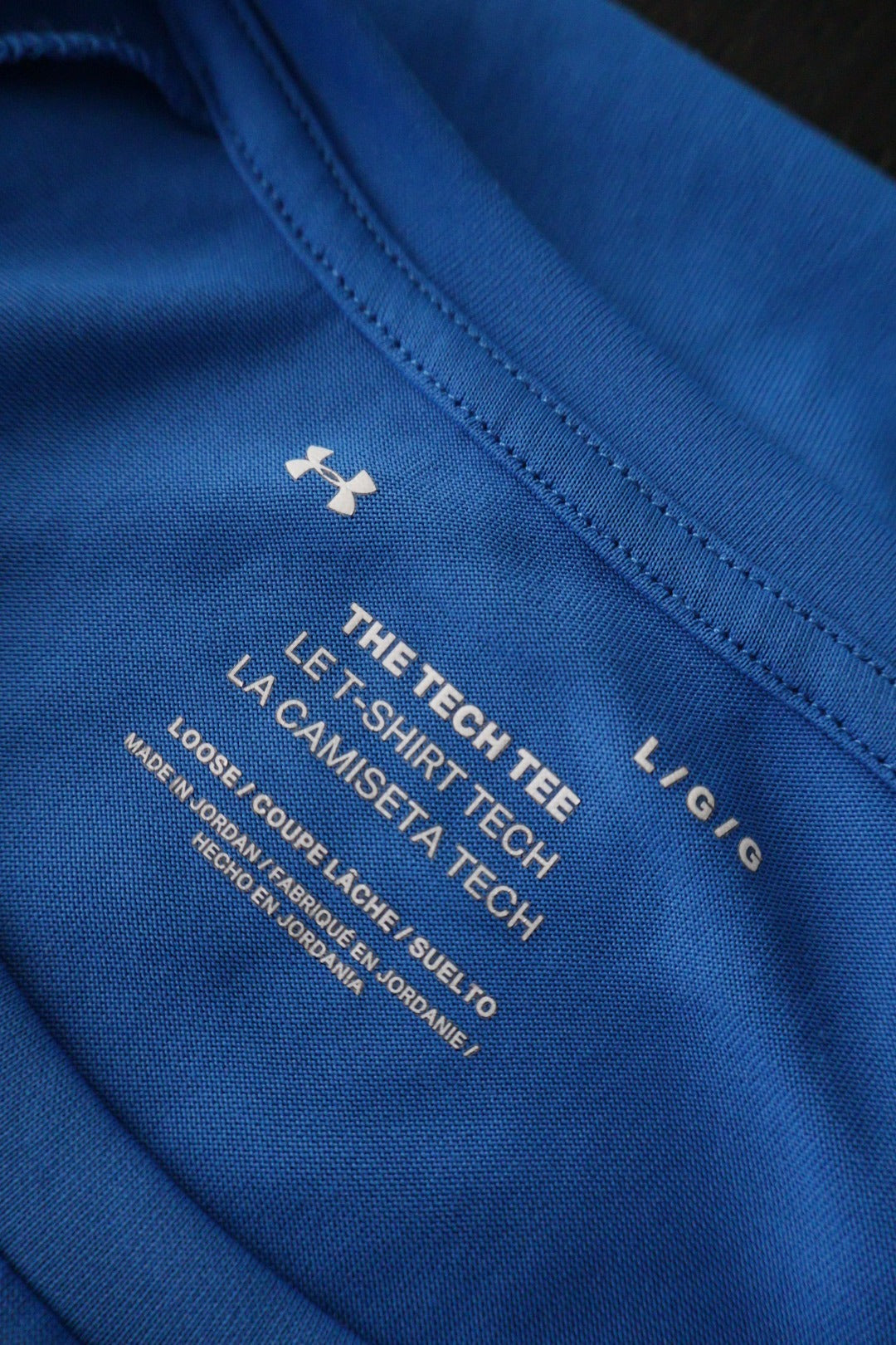 Tricou Under Armour albastru mărime L etichetă mărime și compoziție second-hand premium