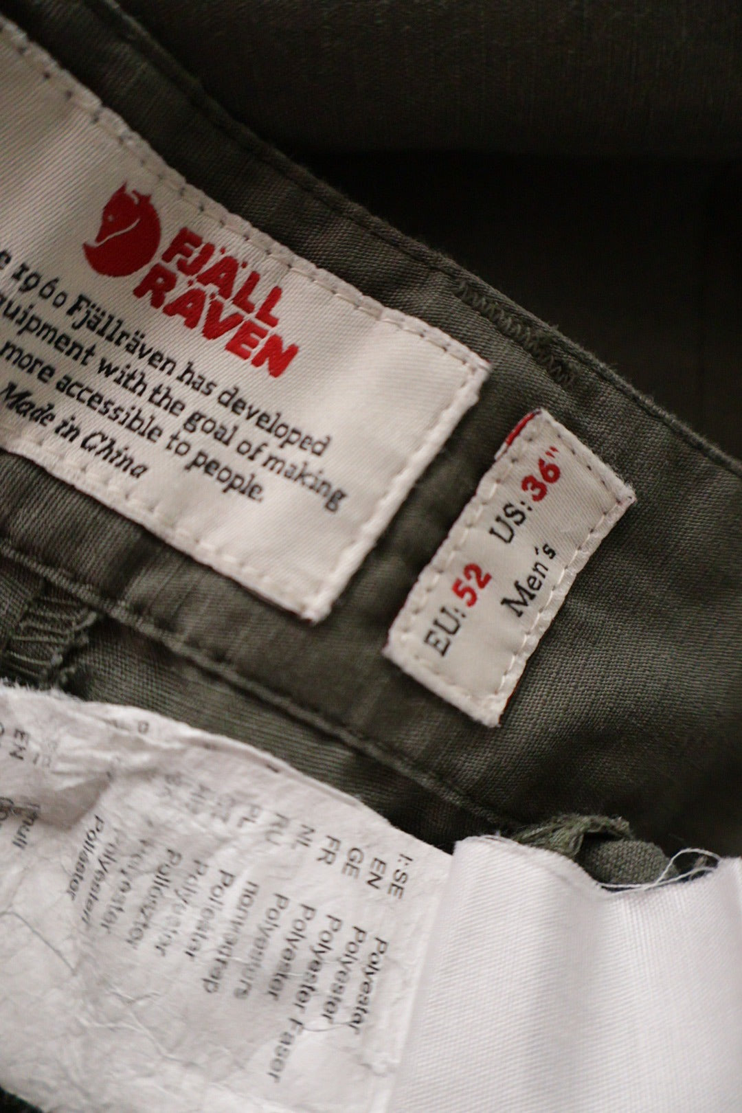 Pantaloni FJÄLLRÄVEN verde-oliv mărime L etichetă mărime și compoziție second-hand premium