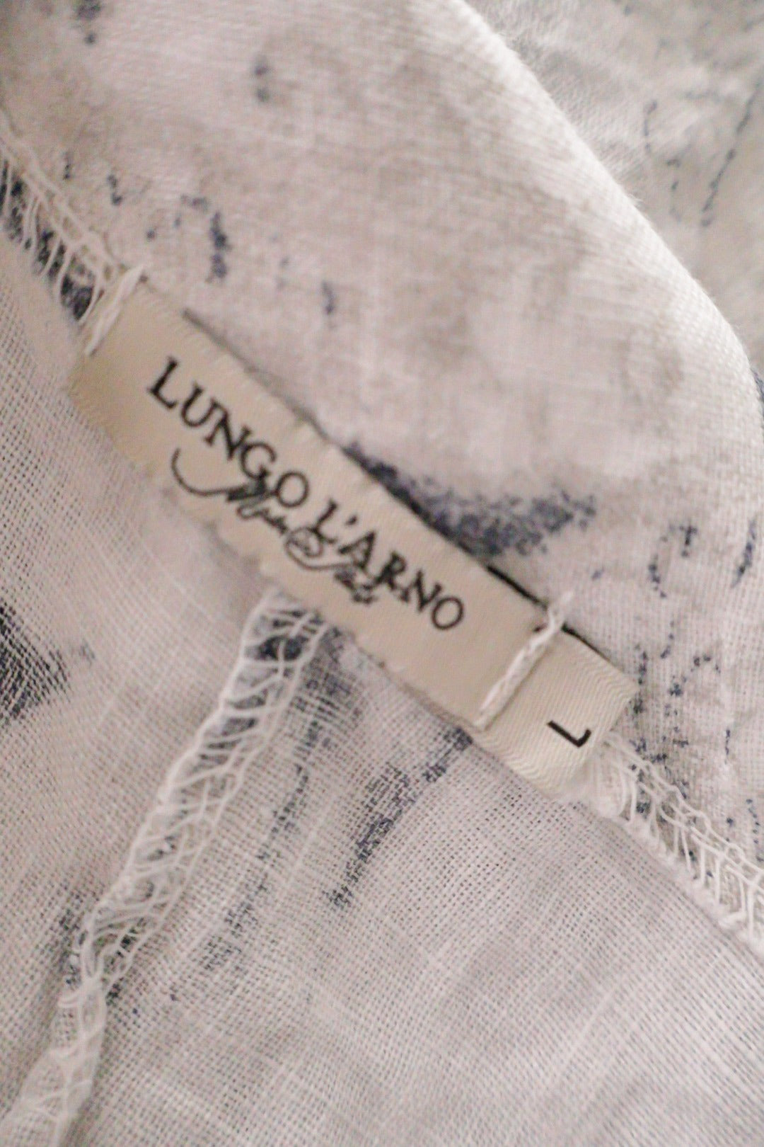 Bluza LUNGO LARNO alb cu imprimeu gri-violet mărime L etichetă mărime și compoziție second-hand premium