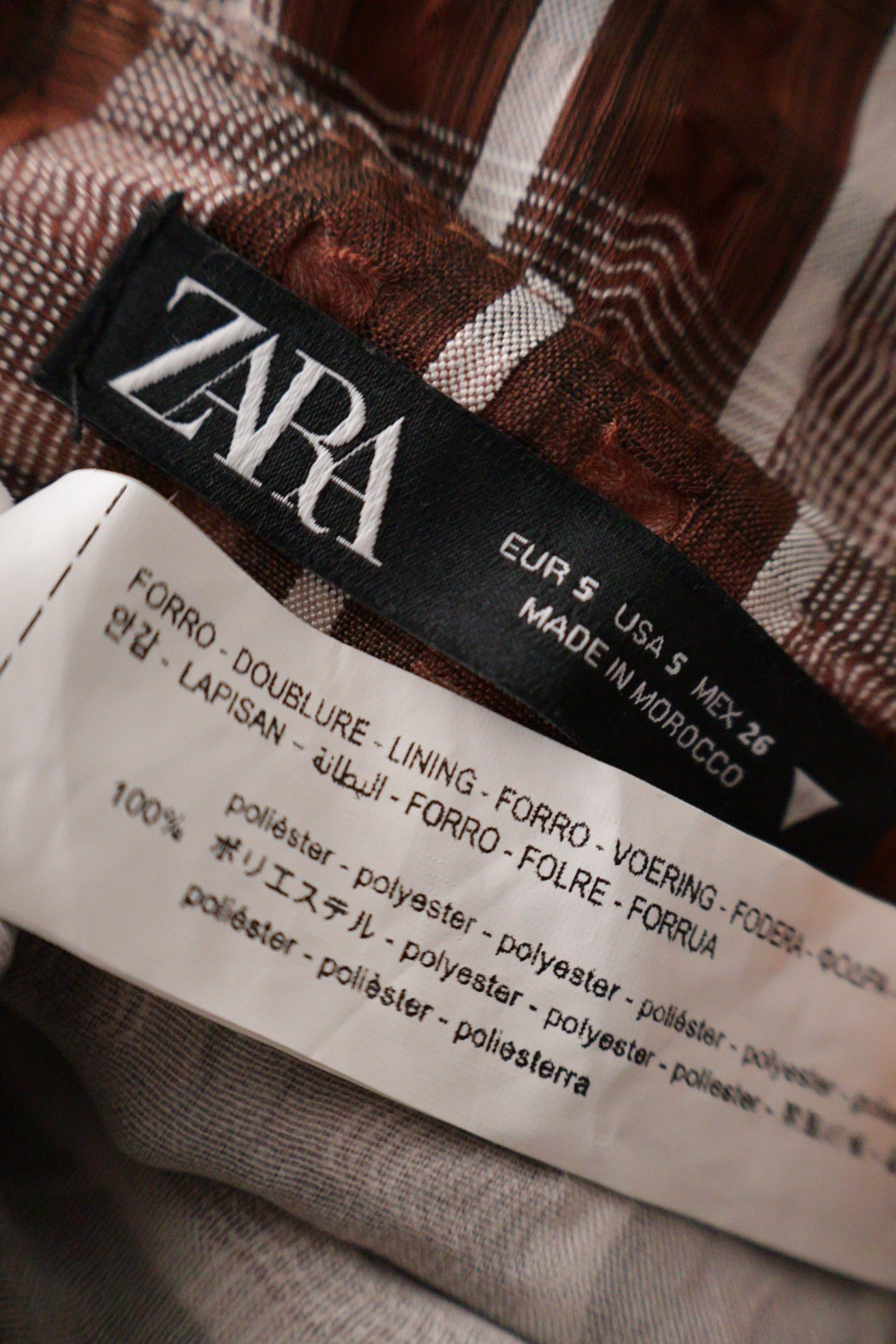 Fusta ZARA maro cu alb mărime S etichetă mărime și compoziție second-hand premium