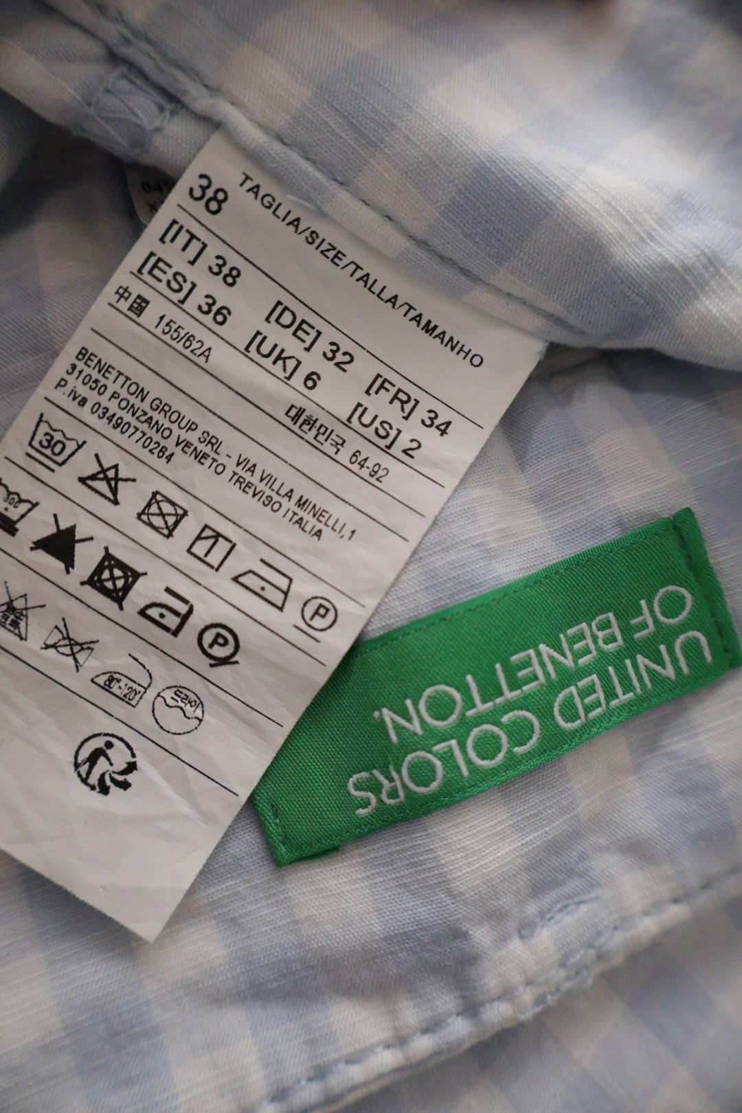 Pantaloni scurti Benetton alb cu imprimeu carouri bleu mărime M etichetă mărime și compoziție second-hand premium