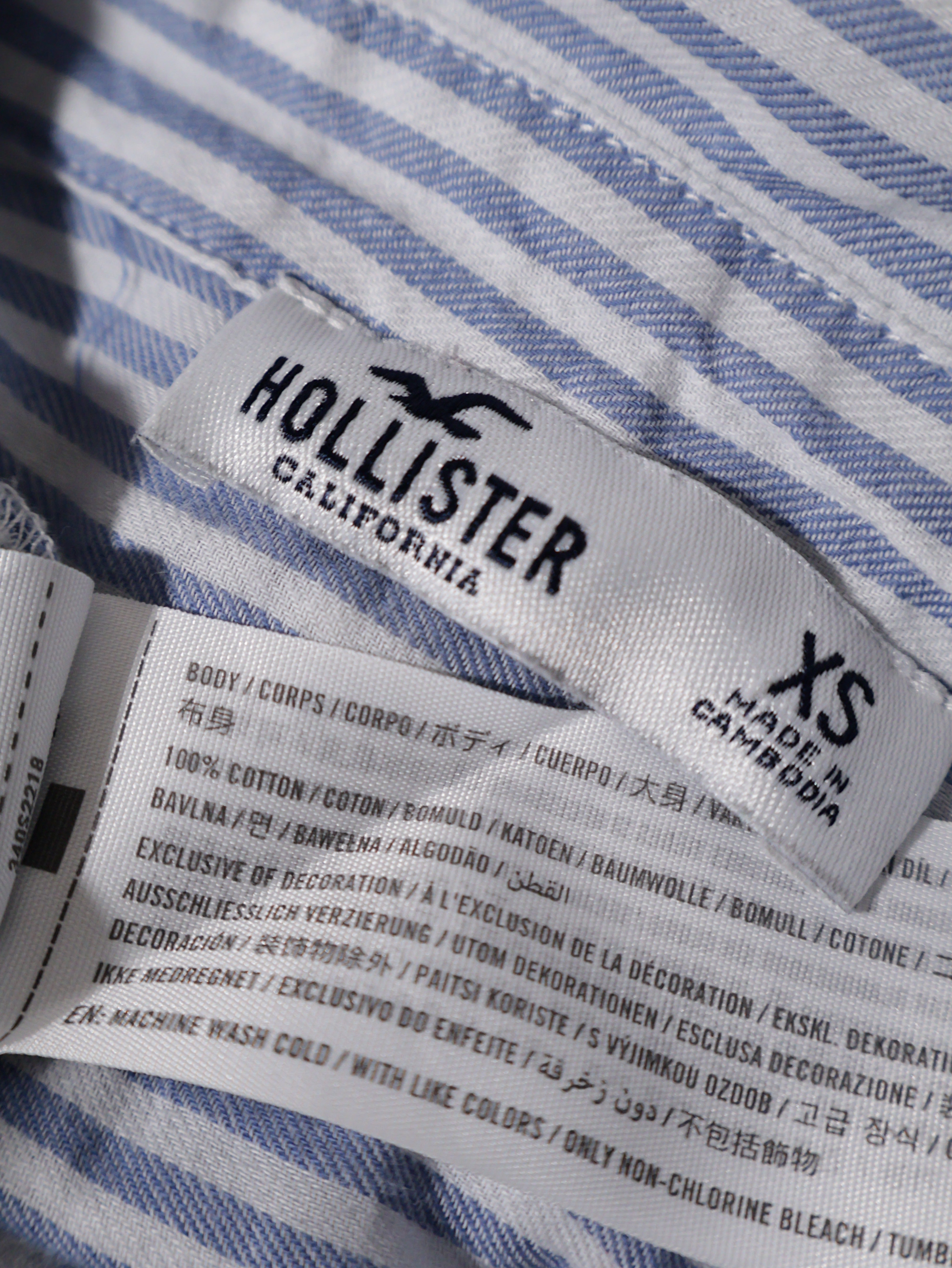 Eticheta marime si compozitie (rotita dreapta) - Cămașă Hollister cu dungi albastre – XS – Femei