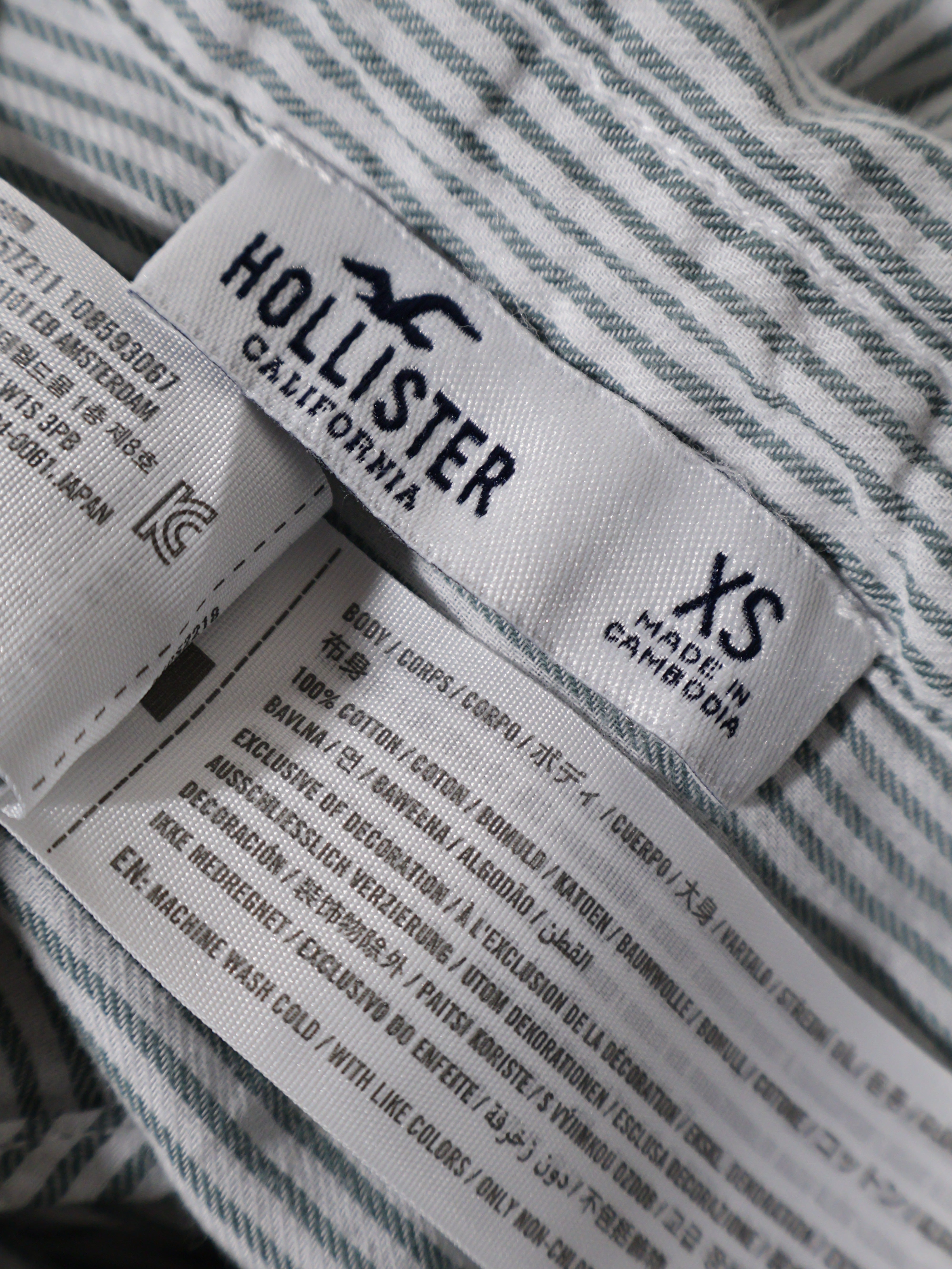 Eticheta marime si compozitie (rotita dreapta) - Cămașă Hollister alb-gri in dungi fine – XS – Femei